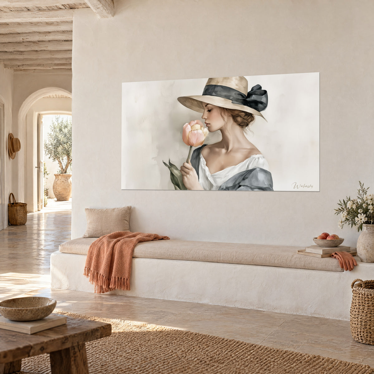 Quadro ritratto ad acquerello di un'elegante con ampio cappello di paglia, fiocco grigio carbone, tulipano pesca, su parete bianco crema in tre quarti