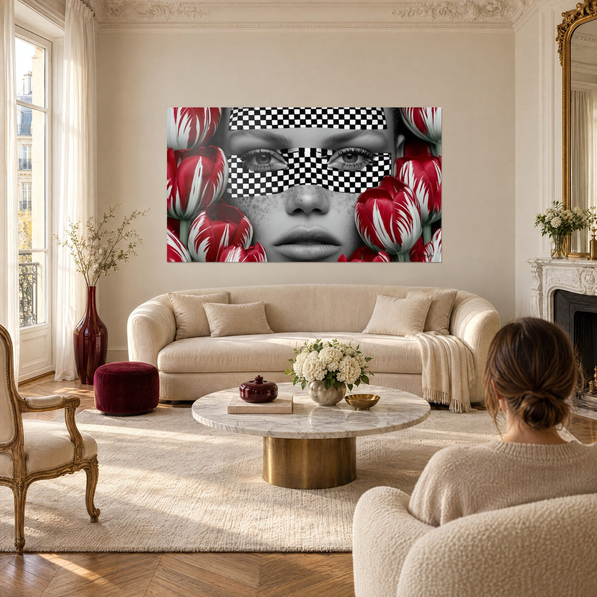 Tableau visage masqué d'un damier noir et blanc, tulipes rouges striées de blanc, au-dessus d'un canapé dans un salon lumineux