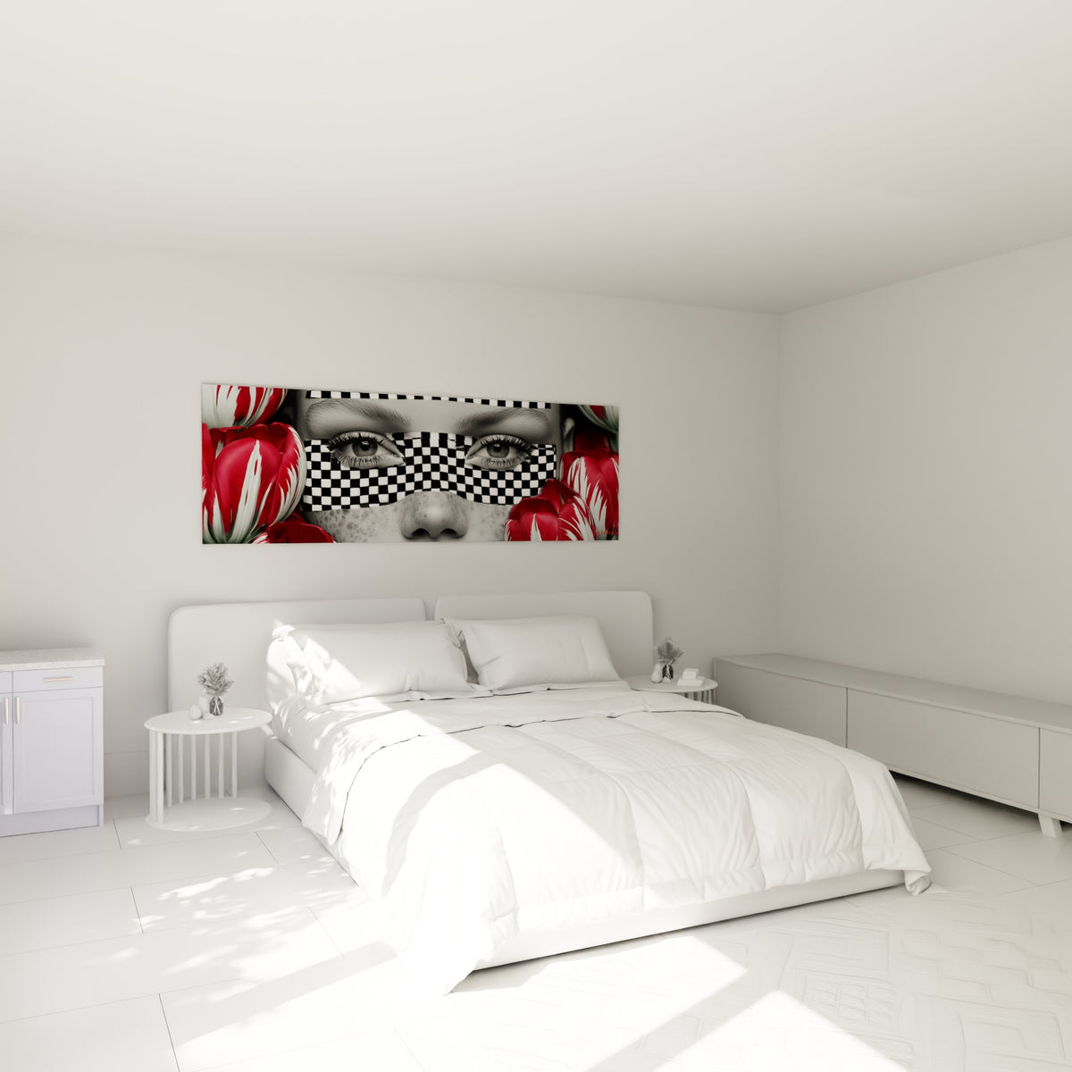 Portrait masqué en niveaux de gris entouré de tulipes rouges, accroché au-dessus d'un lit dans une chambre claire