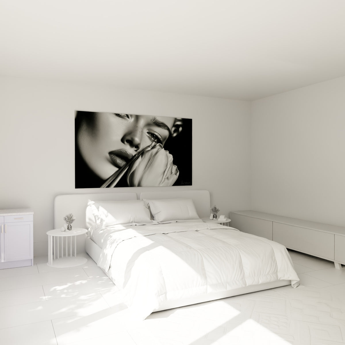 Portrait Tulipe en noir et blanc, pétale contre la joue, accroché au-dessus d'un lit dans une chambre claire