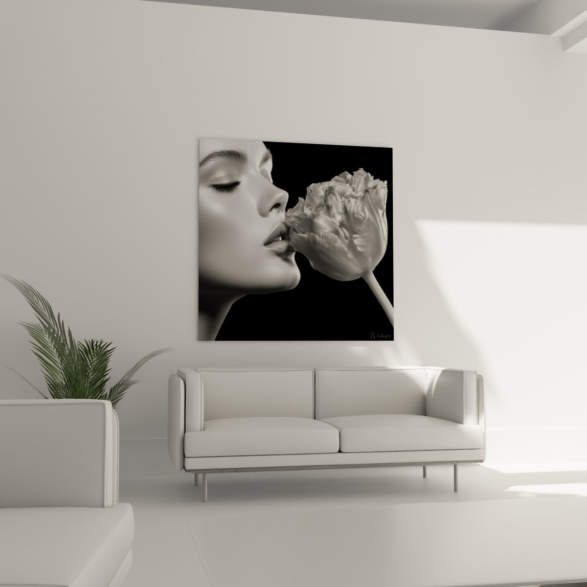 Portrait monochrome embrassant une fleur ivoire, suspendu au-dessus d'un canapé dans un salon lumineux