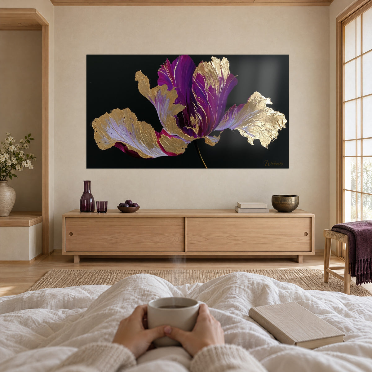Tableau corolle violette aux nervures dorées sur fond sombre, vue d'une personne de dos, au-dessus d'un lit dans une chambre claire