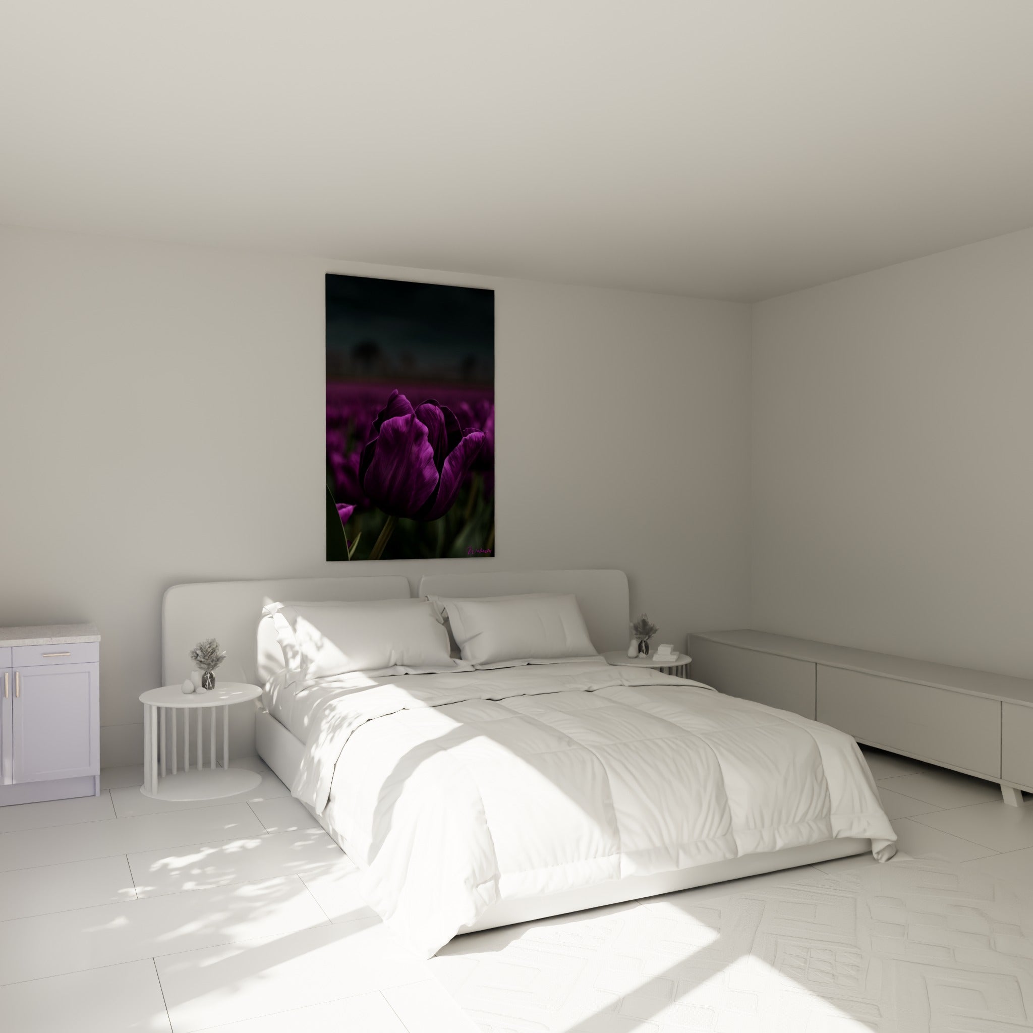 Fleur pourpre aux nervures marquées trône au-dessus d'un lit dans une chambre claire, contraste anthracite saisissant