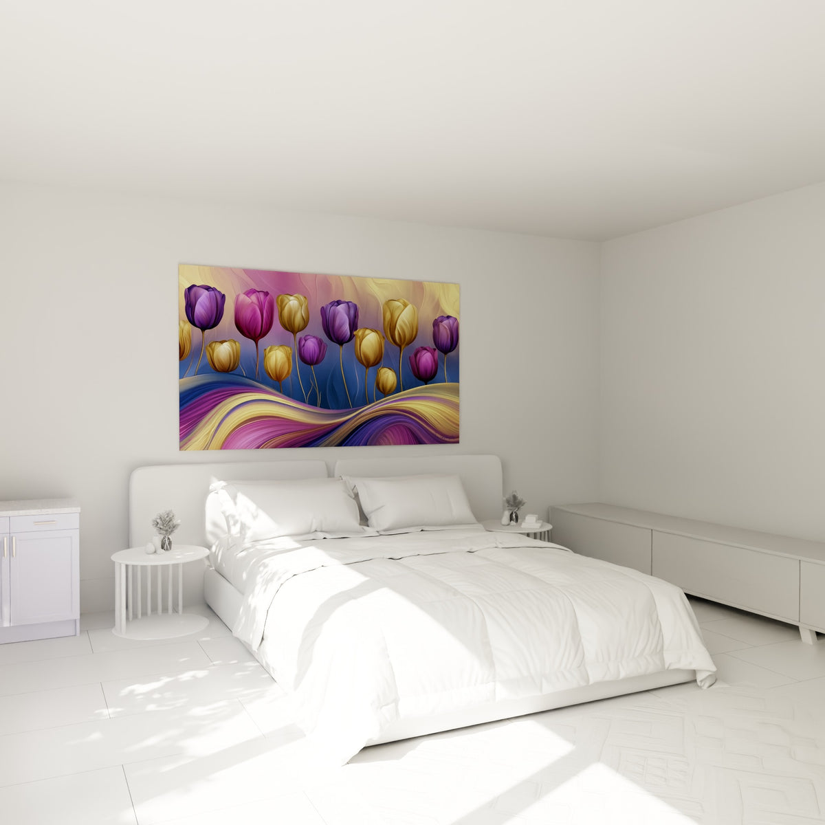 Bouquet de tulipes violettes et ocre au-dessus d'un lit dans une chambre claire