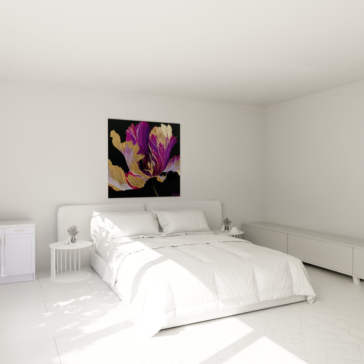 Pétales pourpres et dorés de la Tulipe accrochés au-dessus d'un lit dans une chambre claire