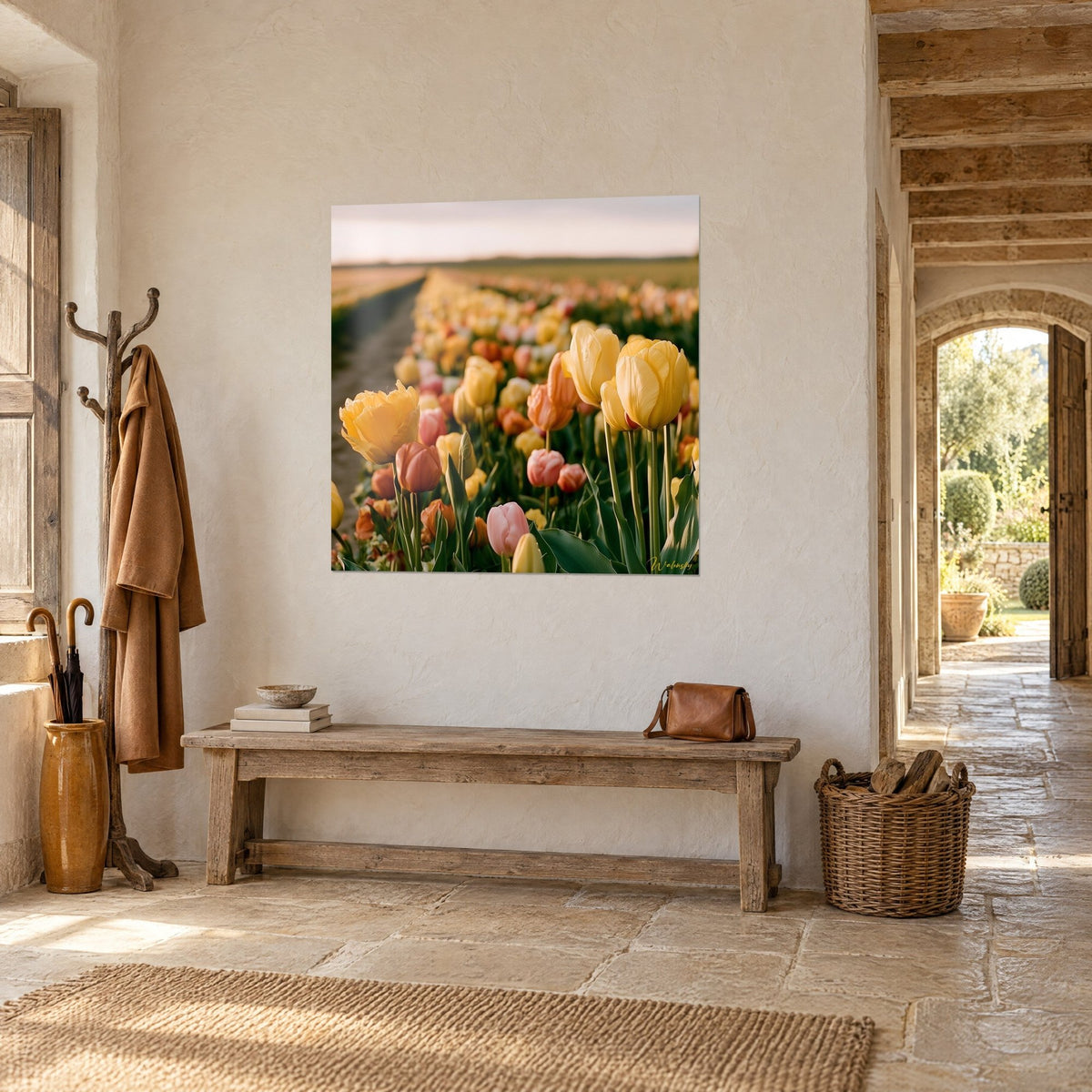 Quadro Fioritura primaverile in file di petali ocra e corallo, solco di terra bruna, vista di tre quarti in un corridoio in pietra