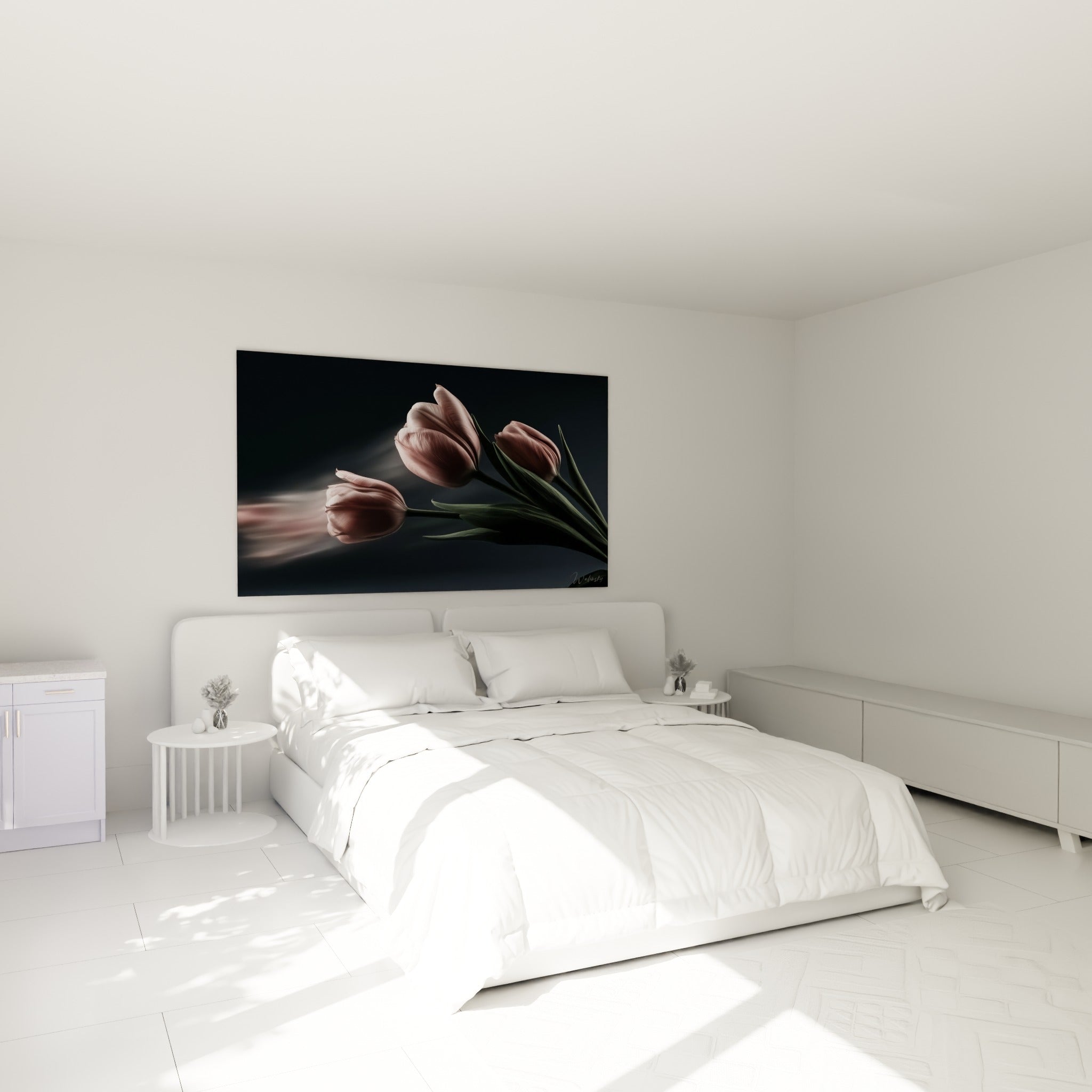 Tulipes rose poudré et vert olive accrochées au-dessus d'un lit dans une chambre claire