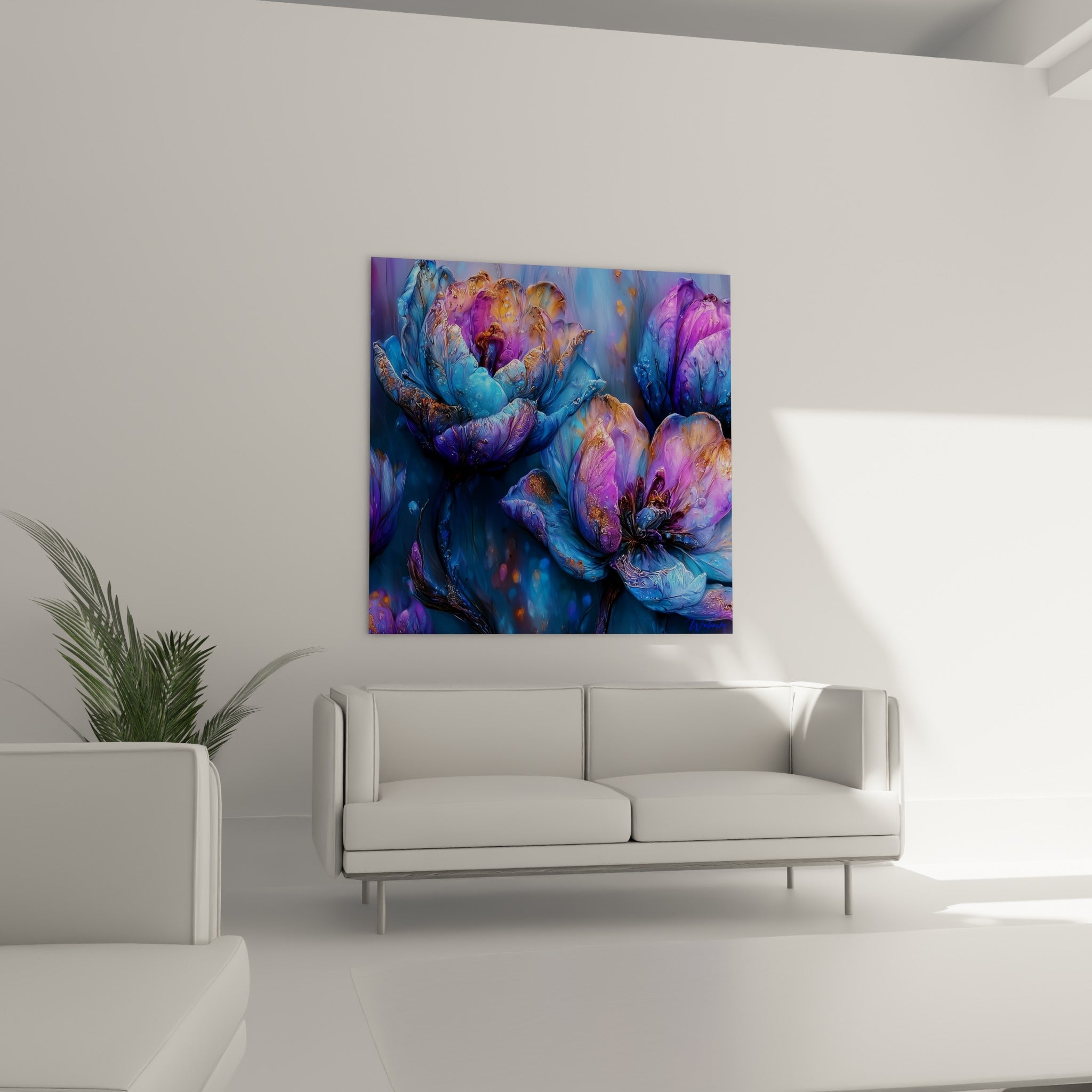 Tulipe violette et bleue aux touches dorées suspendue au-dessus d'un canapé dans un salon lumineux