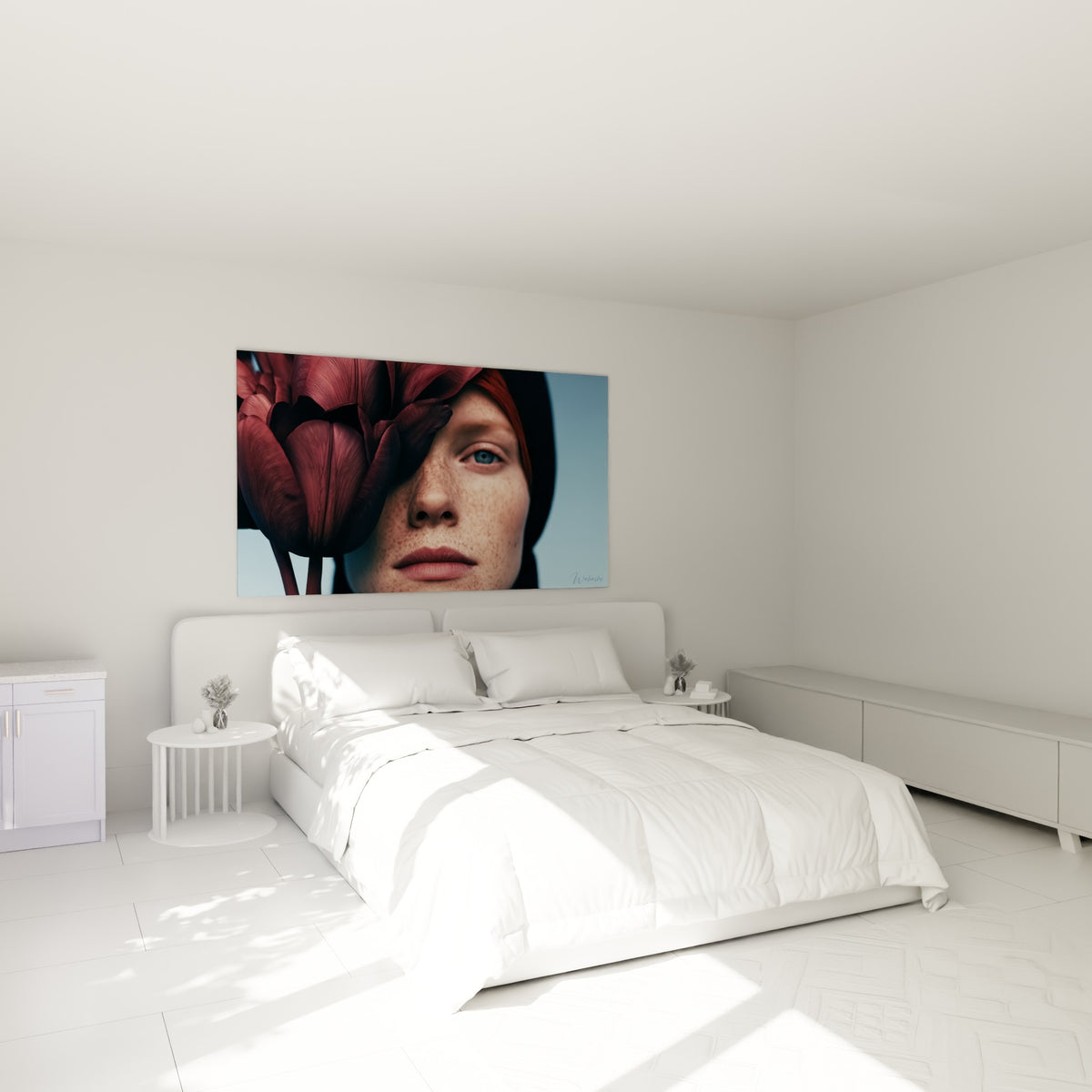 Portrait roux voilé par une tulipe pourpre accroché au-dessus d'un lit dans une chambre claire