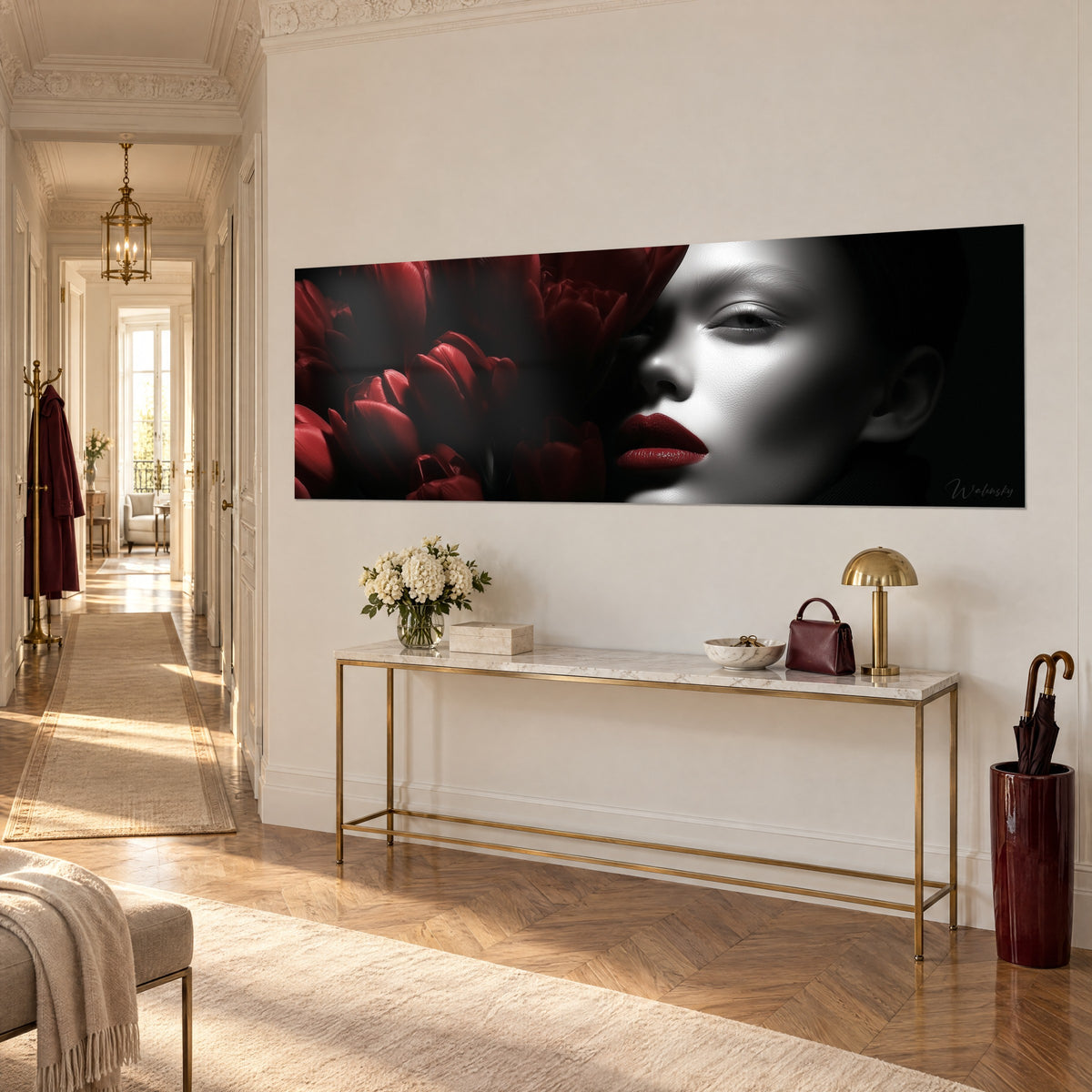 Tableau portrait argenté en clair-obscur, bouche rouge sang et bouquet de tulipes pourpres, sur un mur crème haussmannien