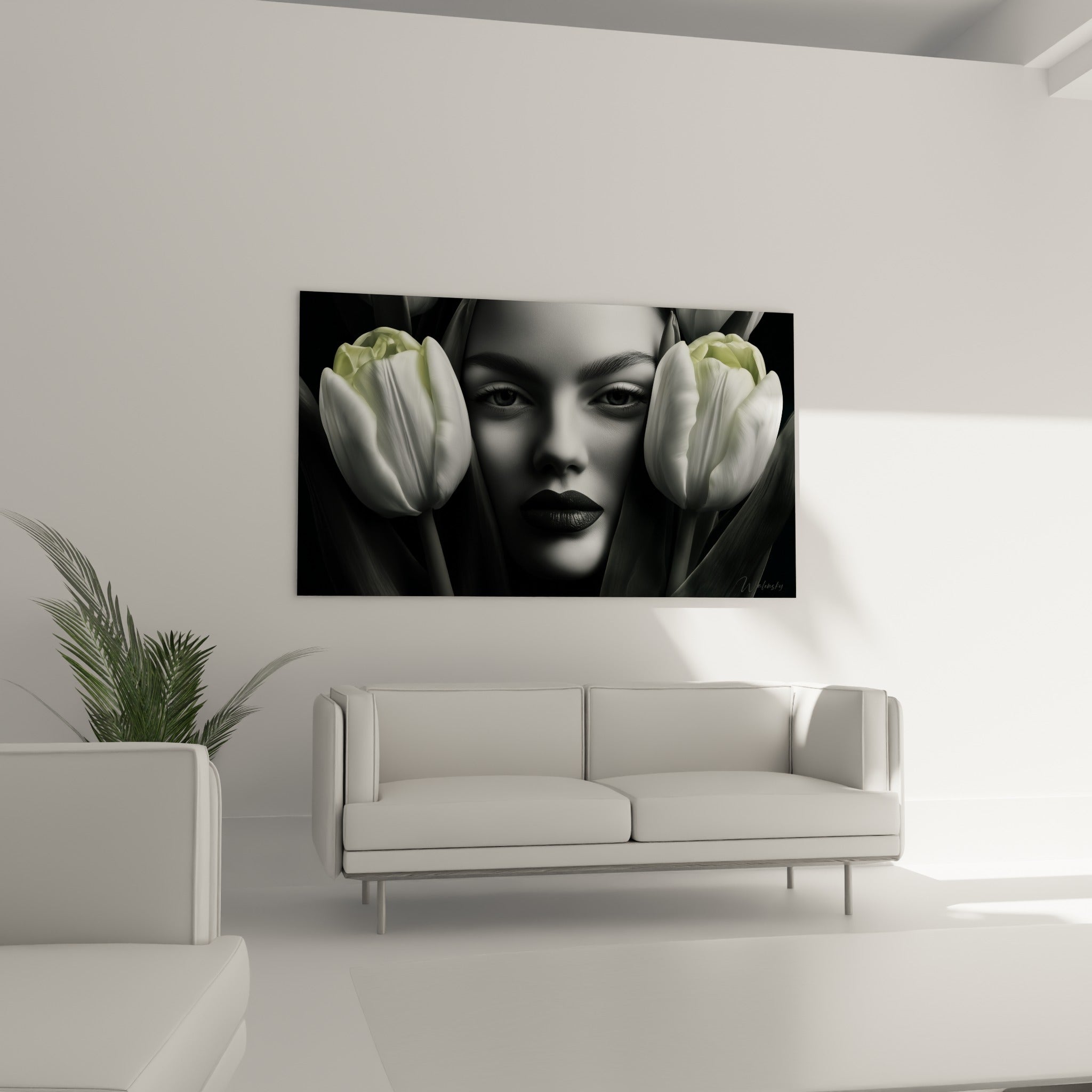 Femme stylisée entre deux tulipes ivoire, tableau noir et blanc au-dessus d'un canapé dans un salon lumineux