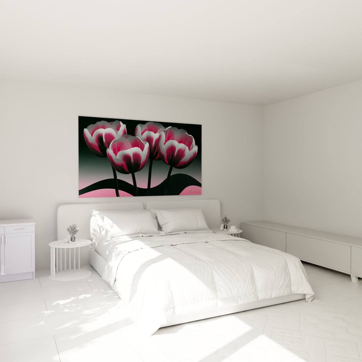 Bouquet de tulipes roses et anthracite disposé au-dessus d'un lit dans une chambre claire