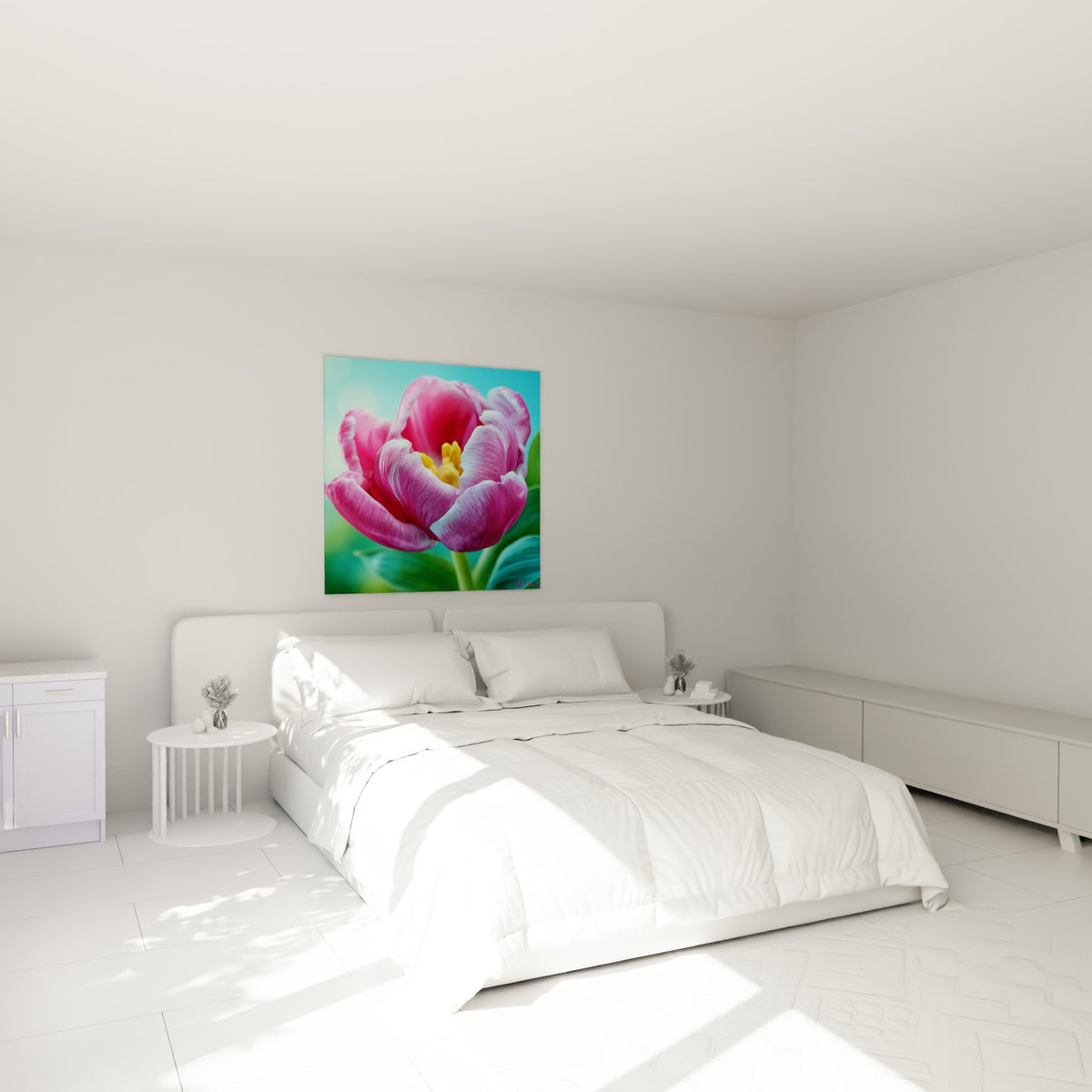 Pétales roses et blancs d'une tulipe épanouie au-dessus d'un lit dans une chambre claire