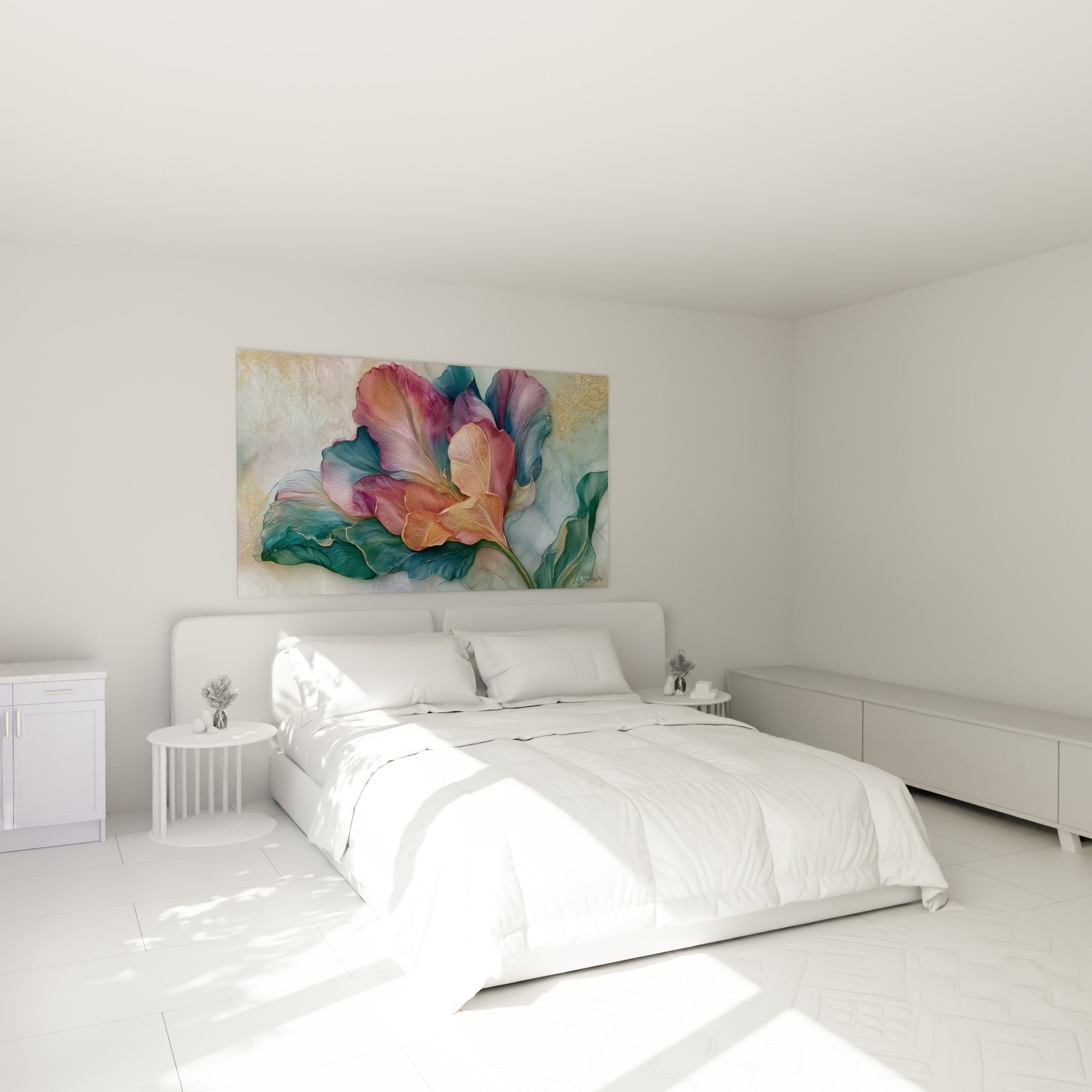 Pétales de tulipe rose et bleu profond au-dessus d'un lit dans une chambre claire