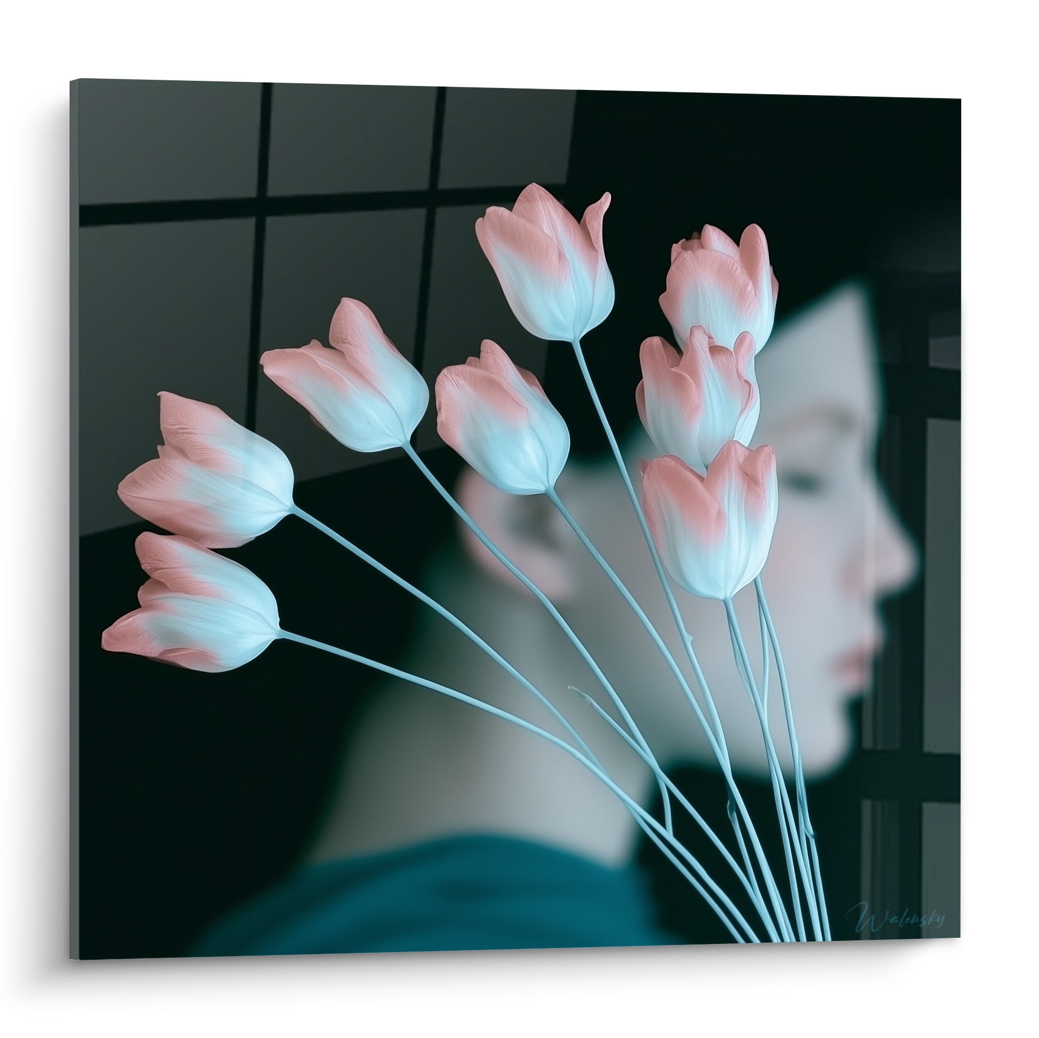 Tulipes roses et bleu pâle en éventail devant un visage flouté sur fond anthracite structuré