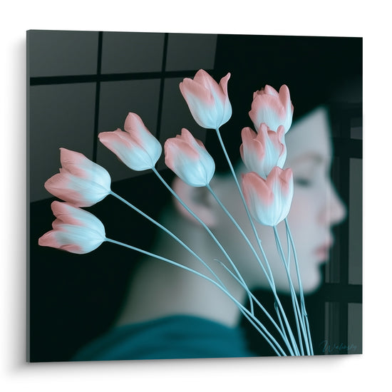 Tulipes roses et bleu pâle en éventail devant un visage flouté sur fond anthracite structuré