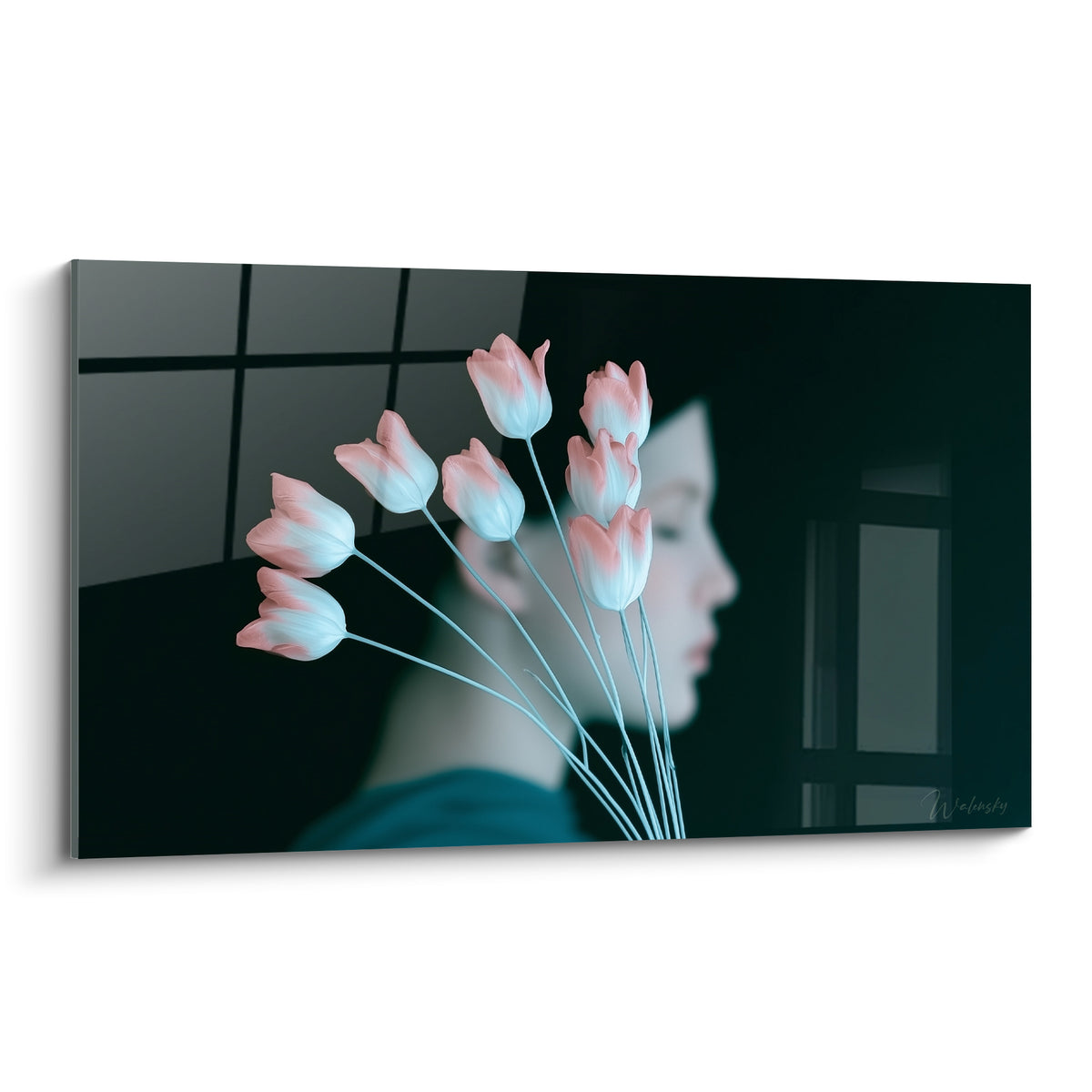 Bouquet de tulipes roses et bleu pâle devant une silhouette anthracite estompée en arrière-plan
