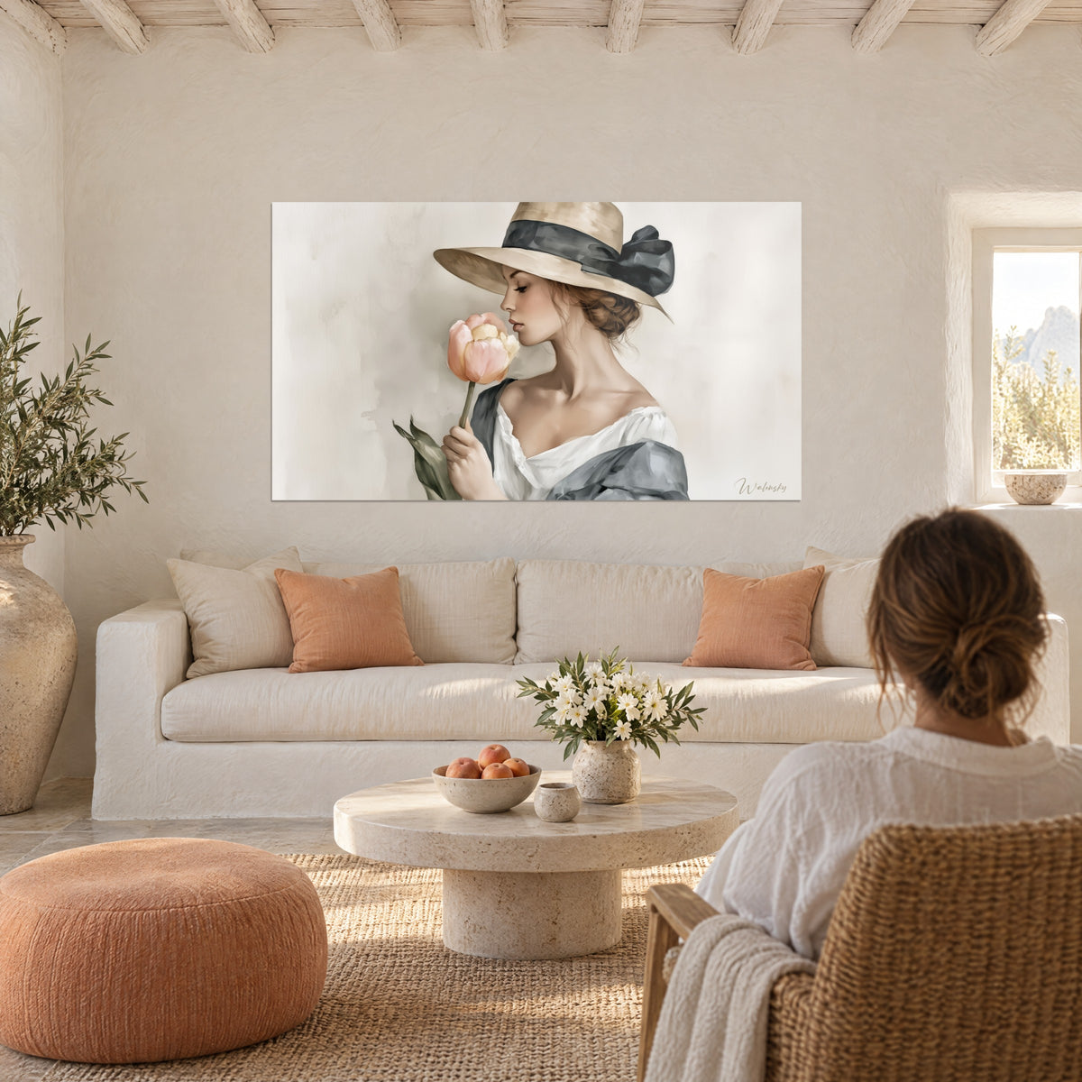 Quadro giovane donna di profilo che annusa un tulipano rosa, cappello beige e nastro grigio ardesia, sopra un divano in un soggiorno luminoso