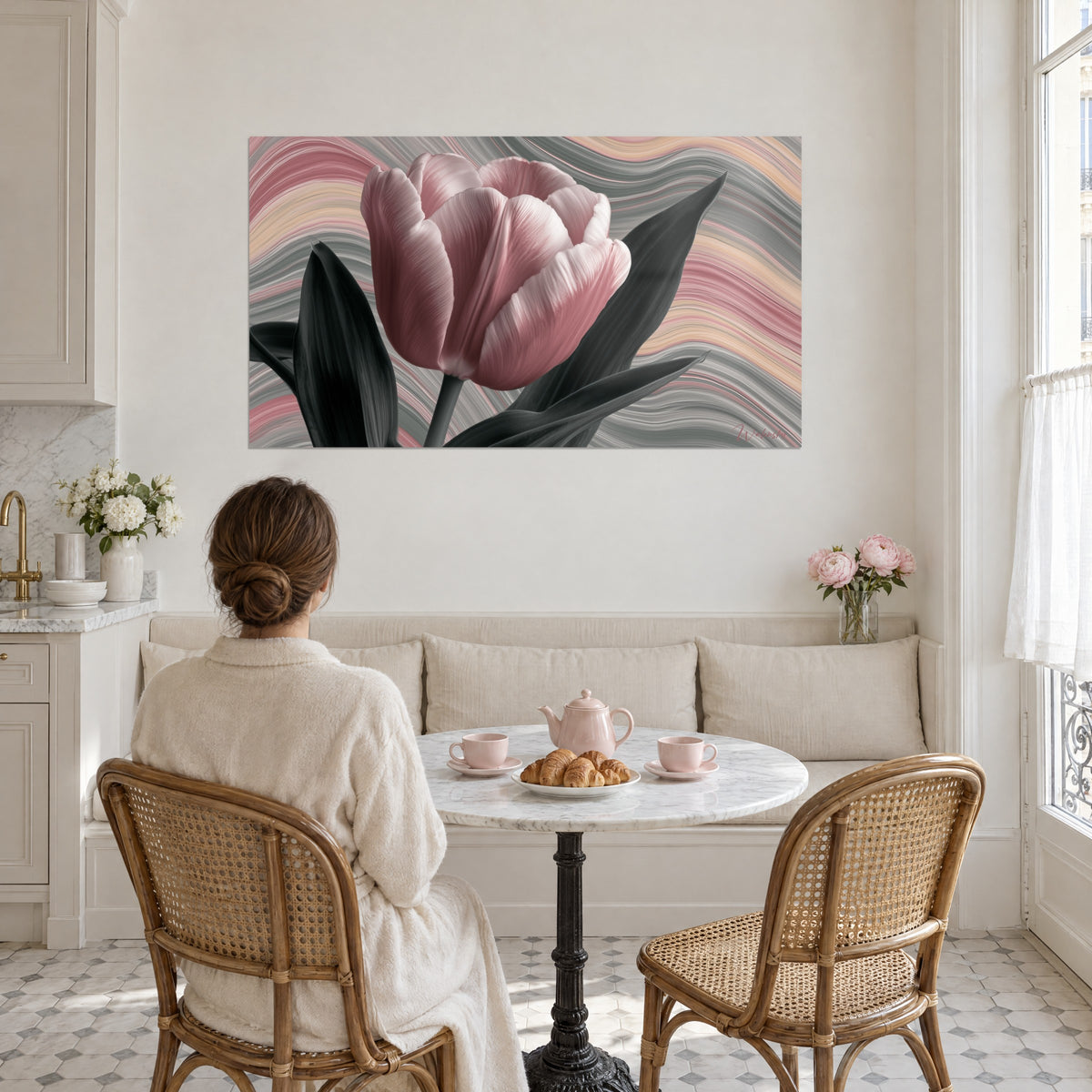 Gemälde geschlossene Tulpe in zartem Rosa auf perlgrauen und pfirsichfarbenen Wellen, gegenüber einer Frau von hinten in einer hellen Küche