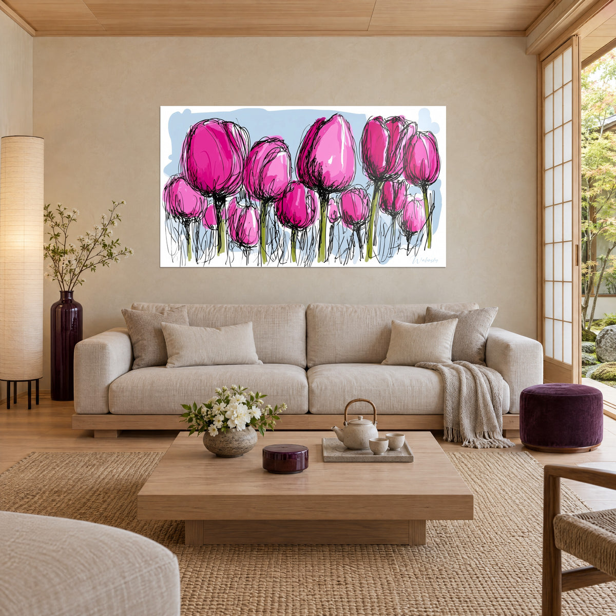 Tableau bouquet de tulipes fuchsia griffonnées d'encre noire sur fond bleu ciel, au-dessus d'un canapé dans un salon lumineux