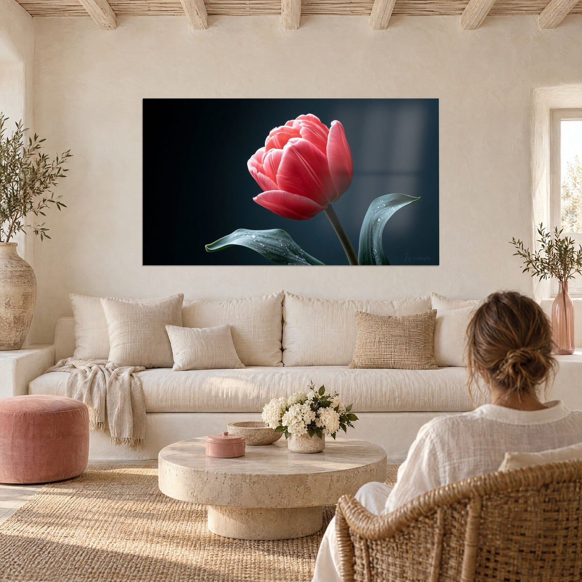 Schilderij koraalroze tulp met verfrommelde bloemblaadjes op antracietkleurige achtergrond, dauwdruppels, boven een bank in een lichte woonkamer