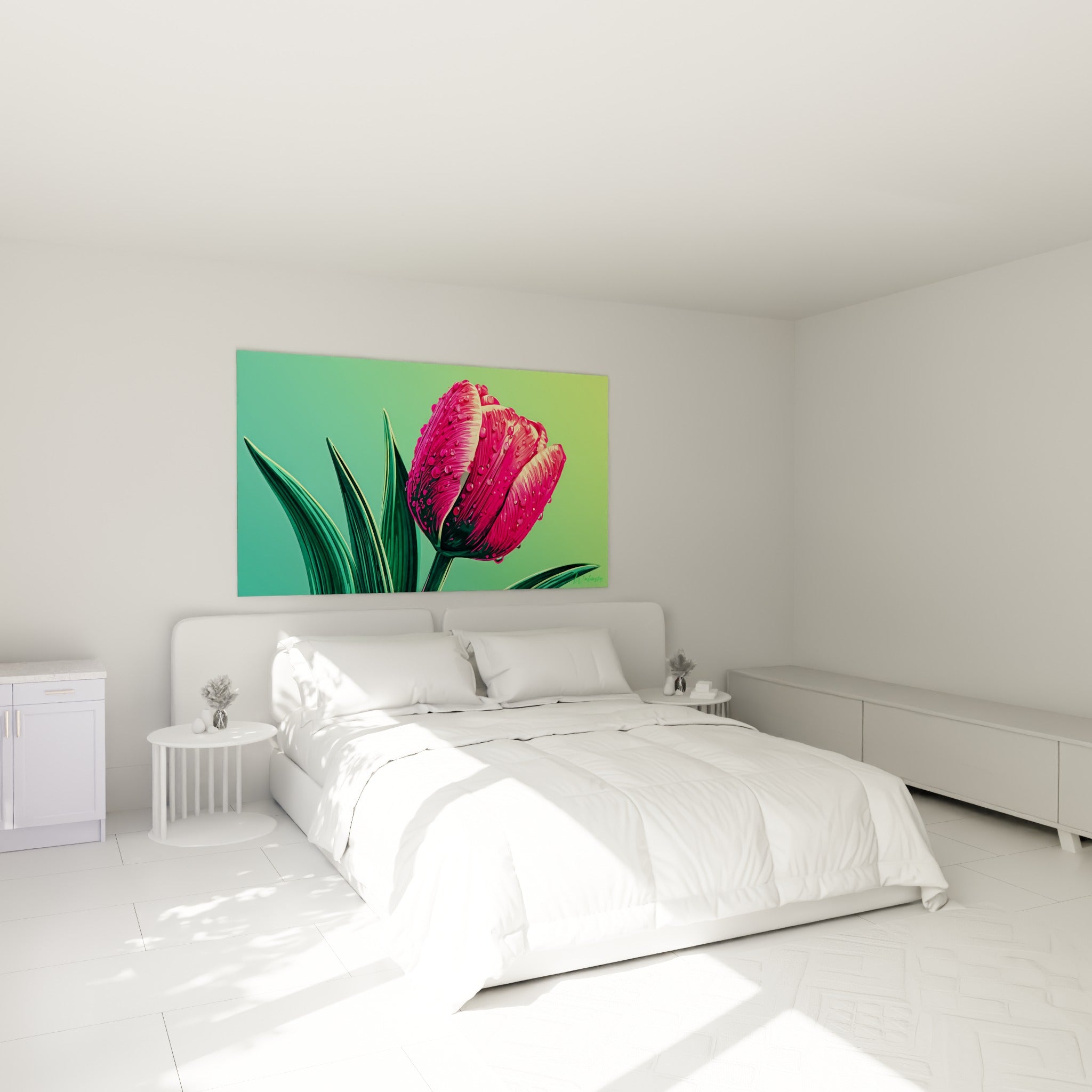 Pétales roses et gouttes de rosée d'une tulipe verte au-dessus d'un lit dans une chambre claire