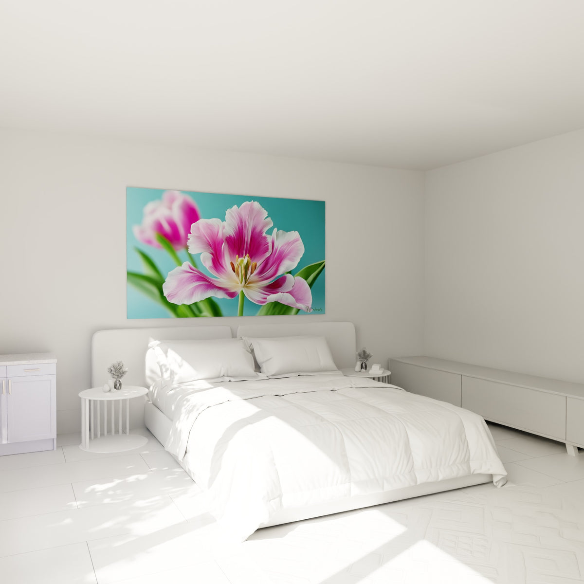 Pétales roses et blancs veinés de la tulipe déployés au-dessus d'un lit dans une chambre claire
