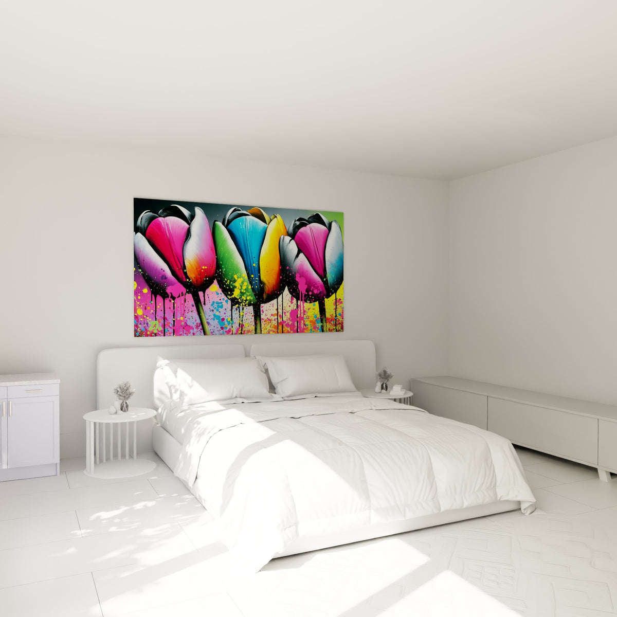 Bouquet de tulipes vertes et fuchsia peintes au-dessus d'un lit dans une chambre claire