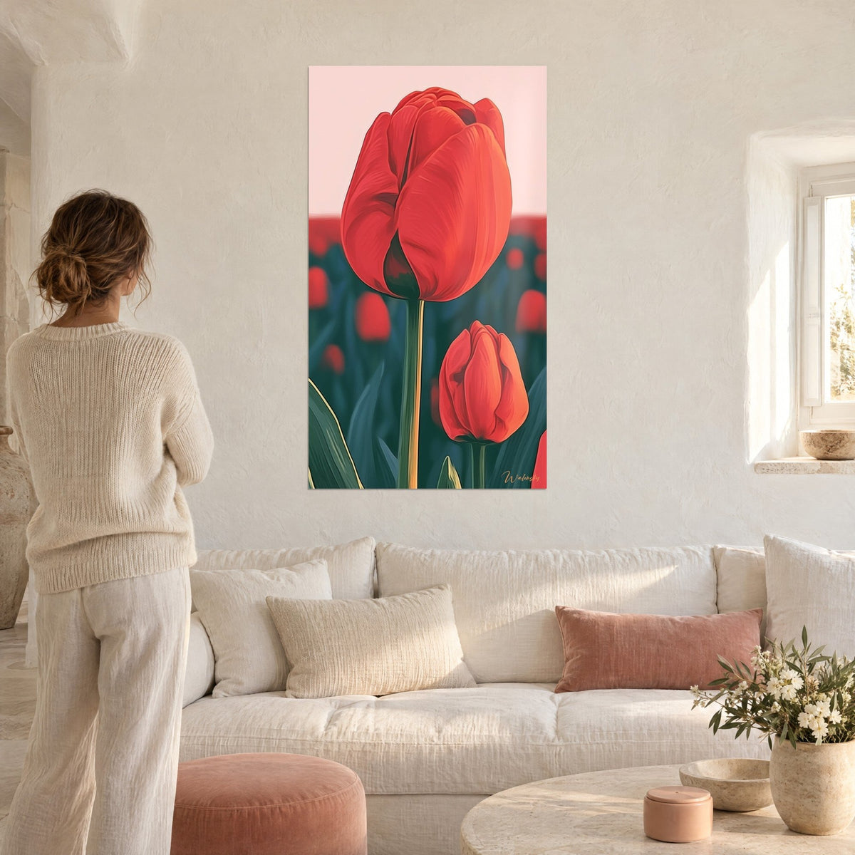 Schilderij grote vermiljoenkleurige tulp, gladde bloem en neergebogen knop op donkergroene achtergrond, boven een bank in een lichte woonkamer