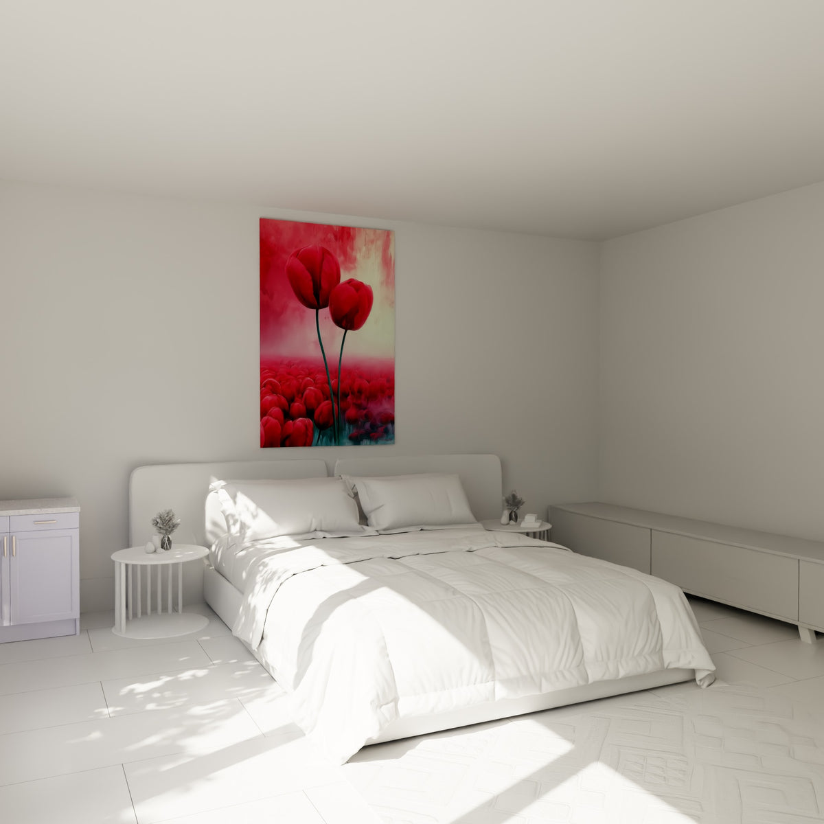 Tulipes rouges aux tiges vert émeraude et brume rosée, accrochées au-dessus d'un lit dans une chambre claire