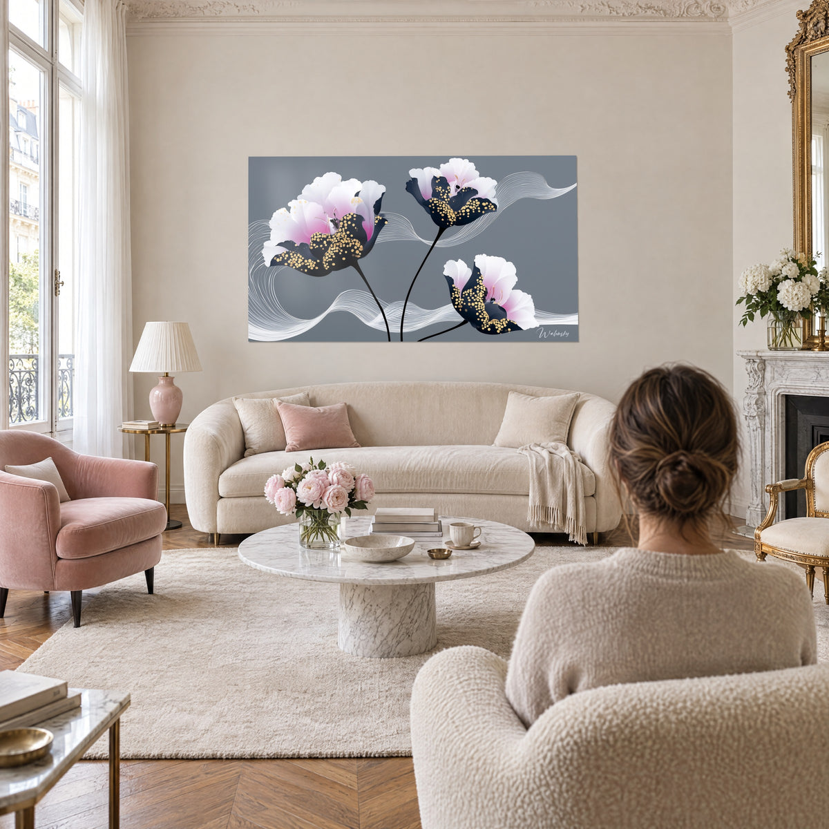 Tableau tulipes blanches aux cœurs roses, pétales noirs mouchetés d'or sur fond gris ardoise, au-dessus d'un canapé dans un salon lumineux