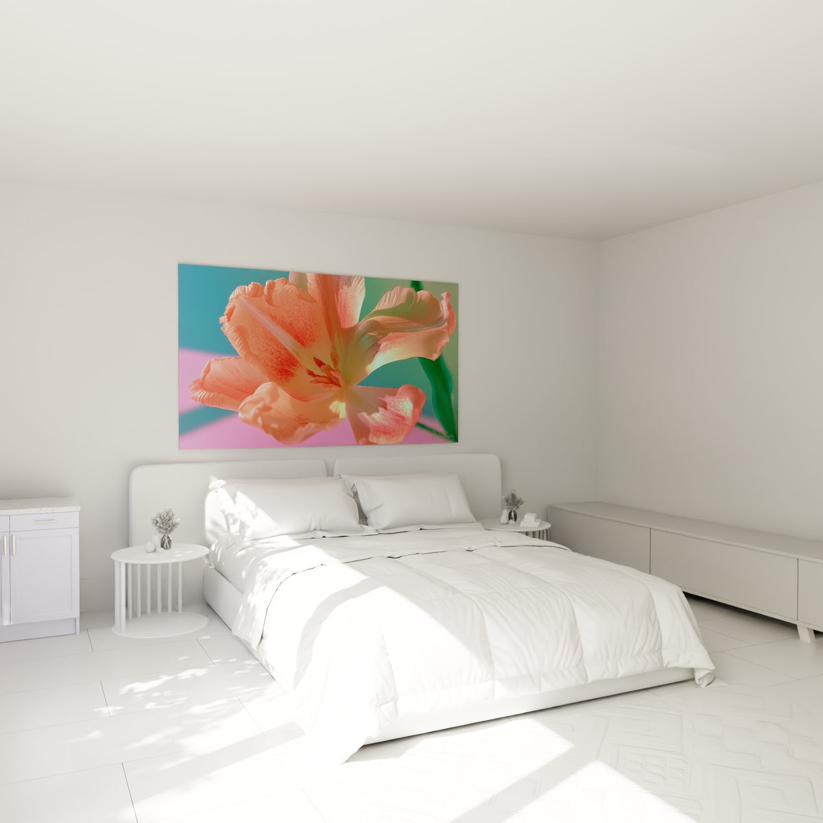 Pétales corail et rose de la tulipe géante suspendus au-dessus d'un lit dans une chambre claire