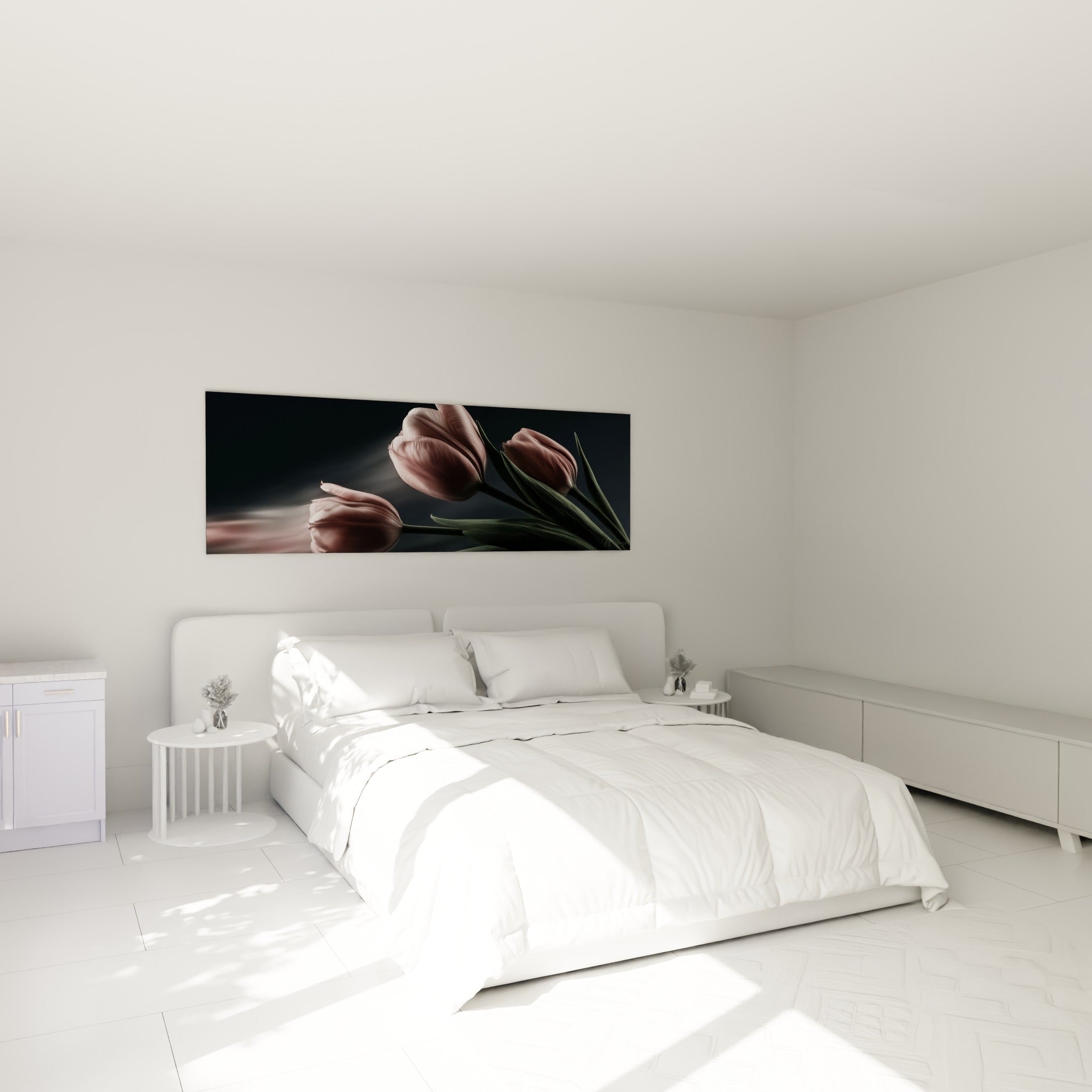 Trois tulipes roses et vertes accrochées au-dessus d'un lit dans une chambre claire, ambiance feutrée
