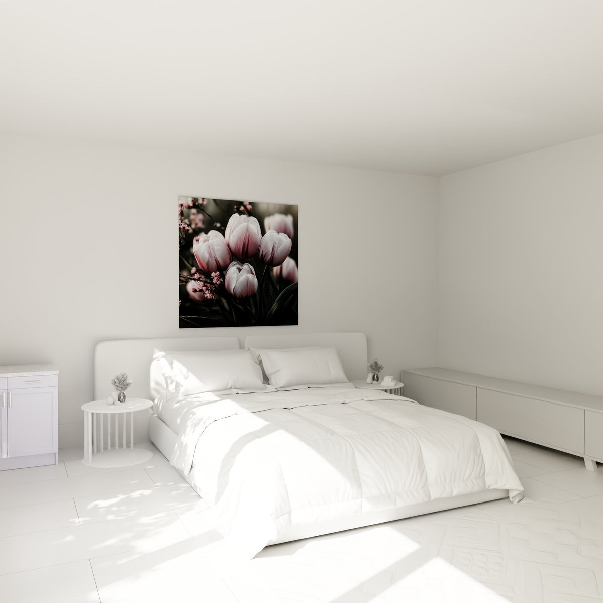 Tulipes roses et blanches satinées suspendues au-dessus d'un lit dans une chambre claire