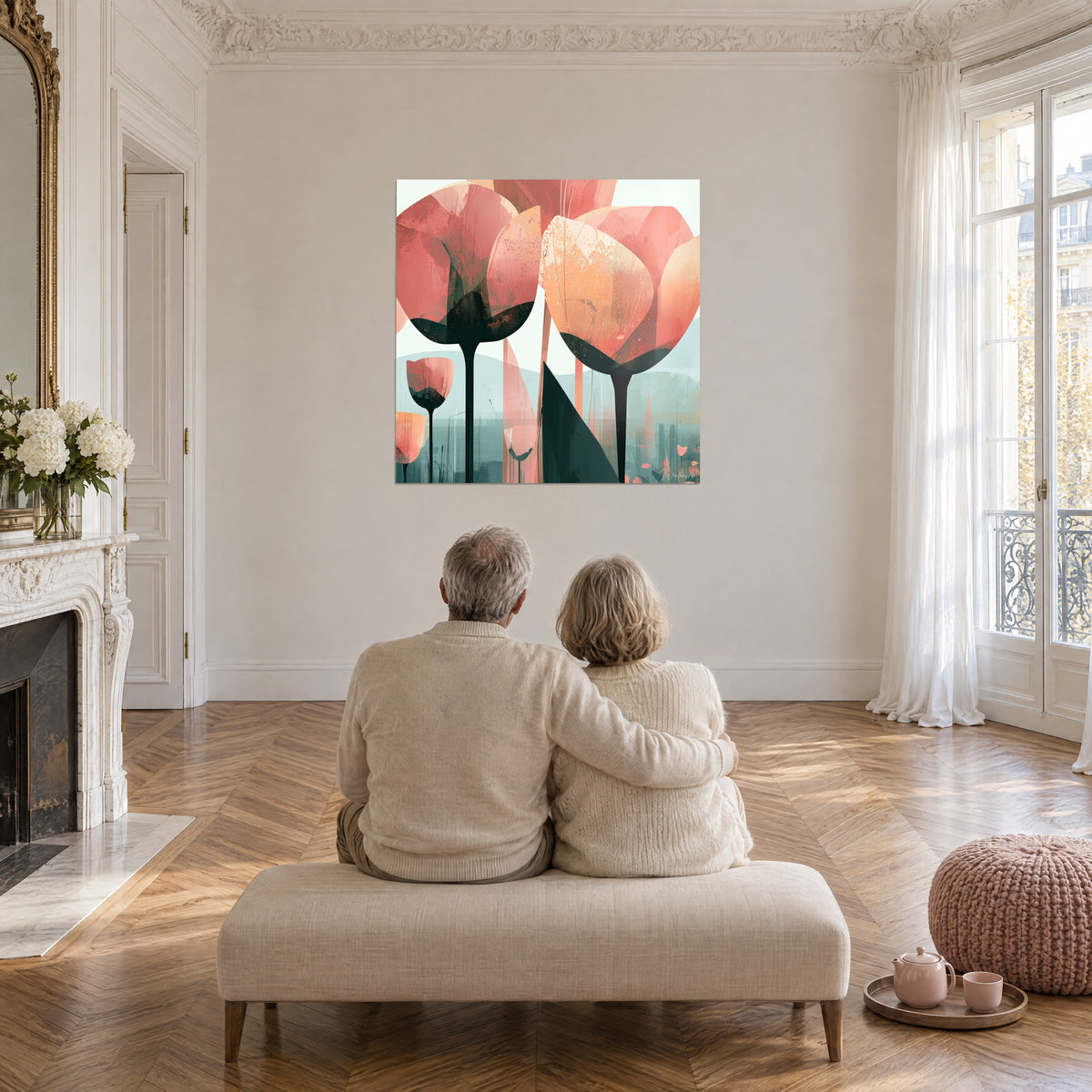 Tableau bouquet graphique rose saumon et vert sauge, couple de dos assis sur une banquette dans un salon haussmannien