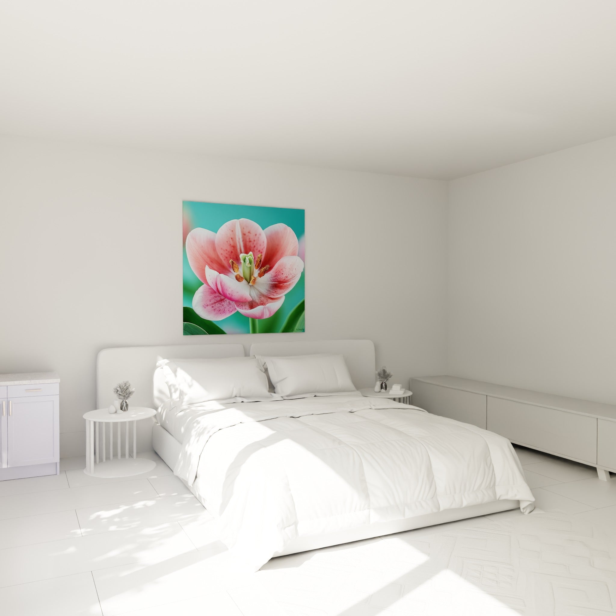 Tulipe aux pétales roses et blancs veinés accrochée au-dessus d'un lit dans une chambre claire