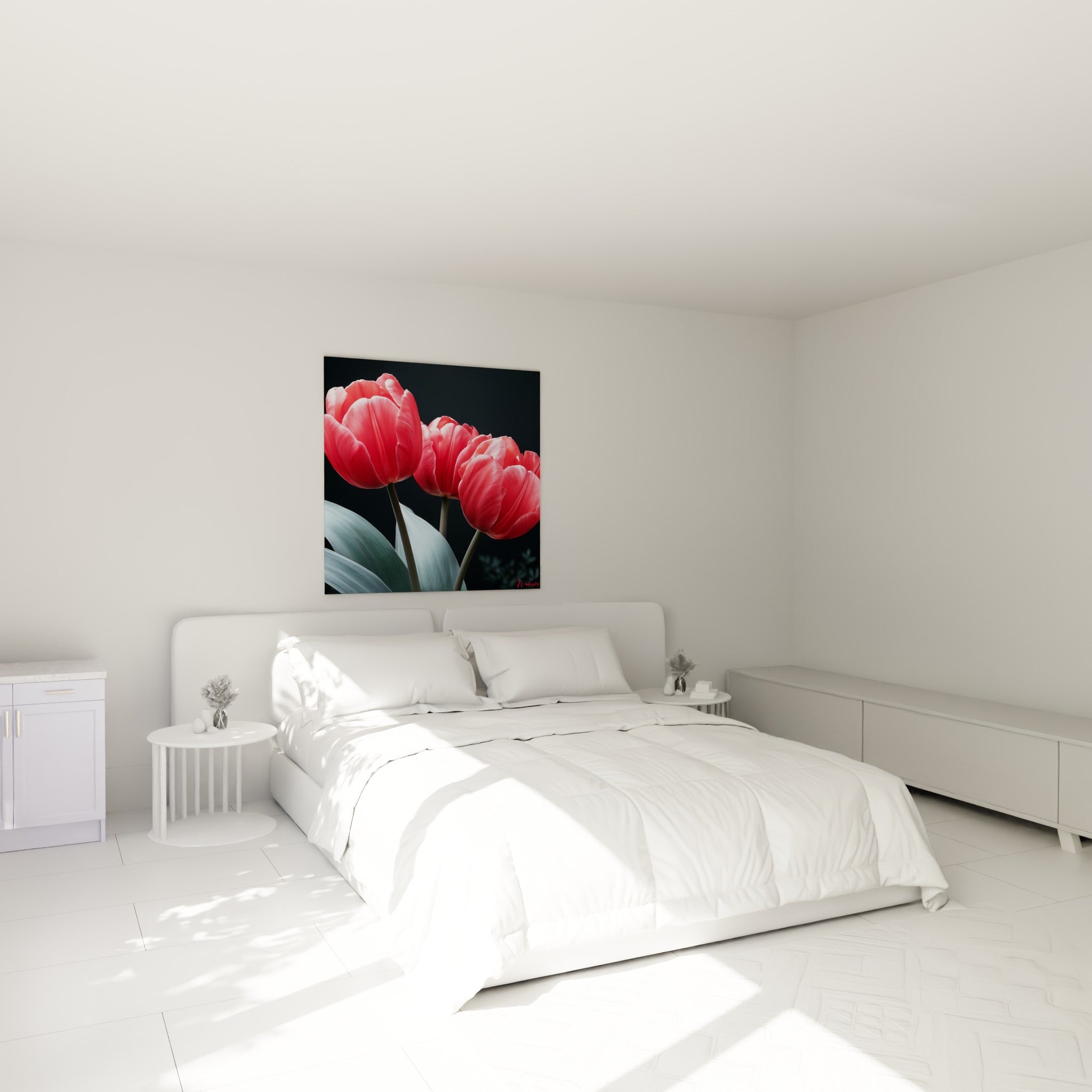 Tulipes rose corail et feuillage vert-gris accrochées au-dessus d'un lit dans une chambre claire