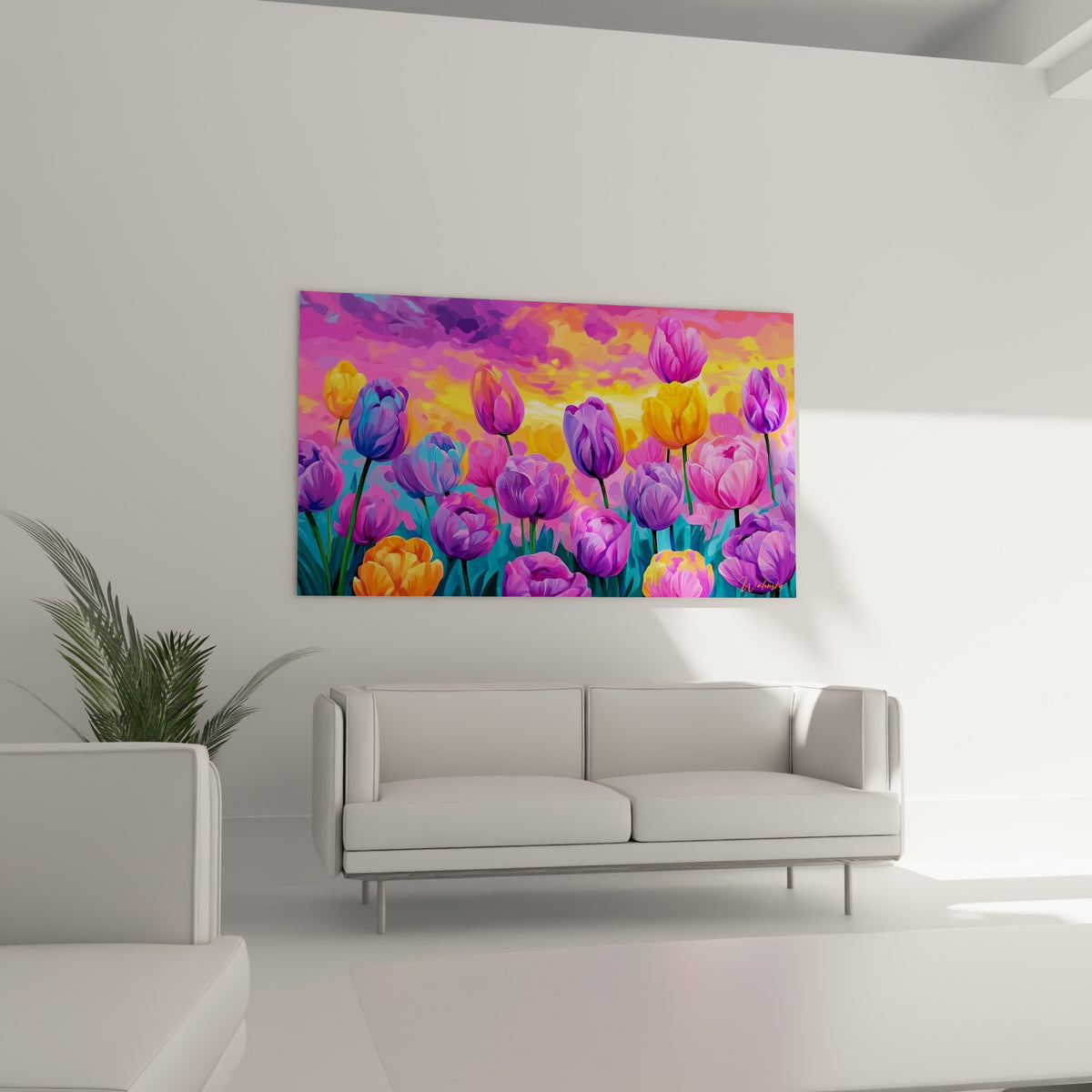 Fleurs violettes et roses aux tiges vertes au-dessus d'un canapé dans un salon lumineux
