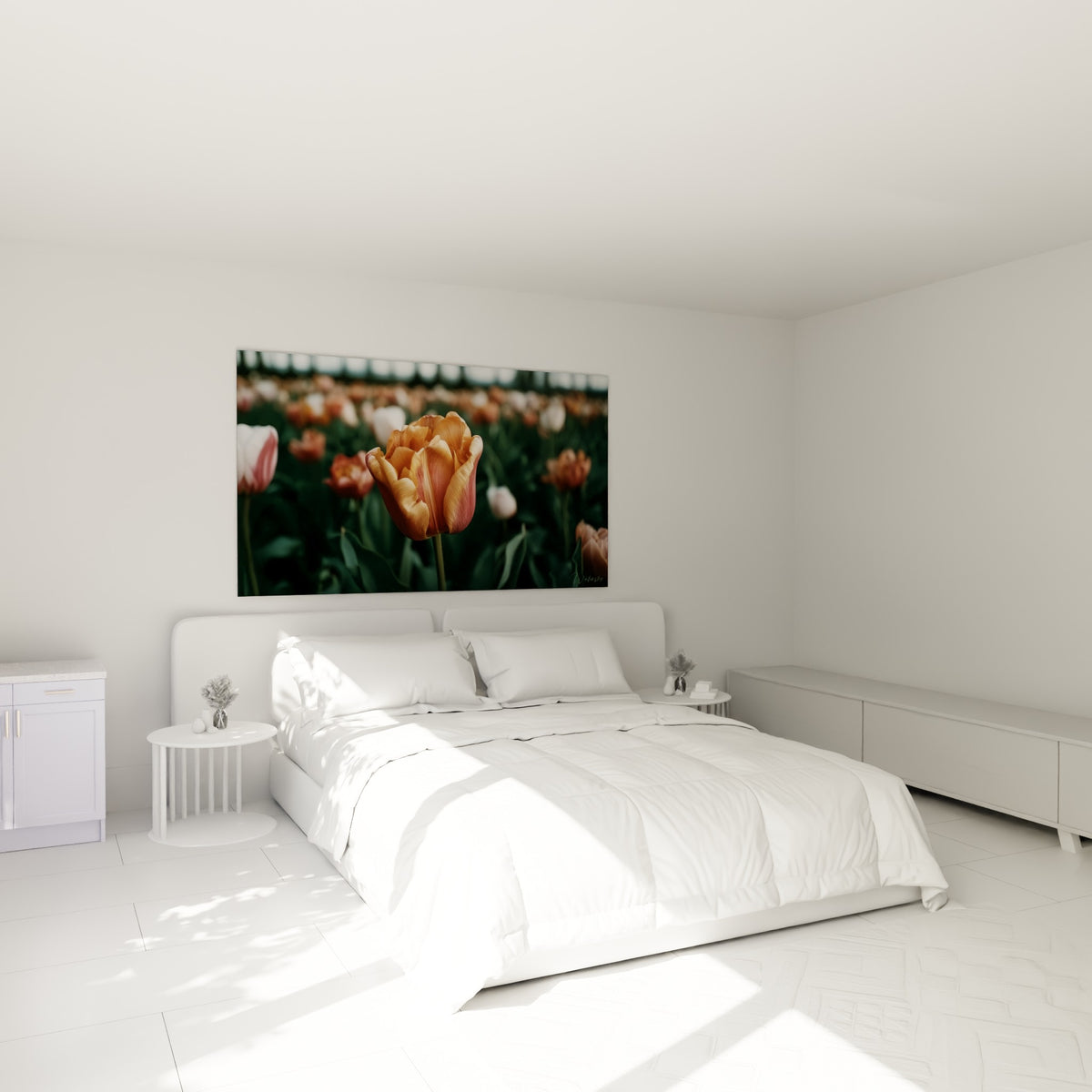 Pétales orangés et rosés de la tulipe accrochés au-dessus d'un lit dans une chambre claire