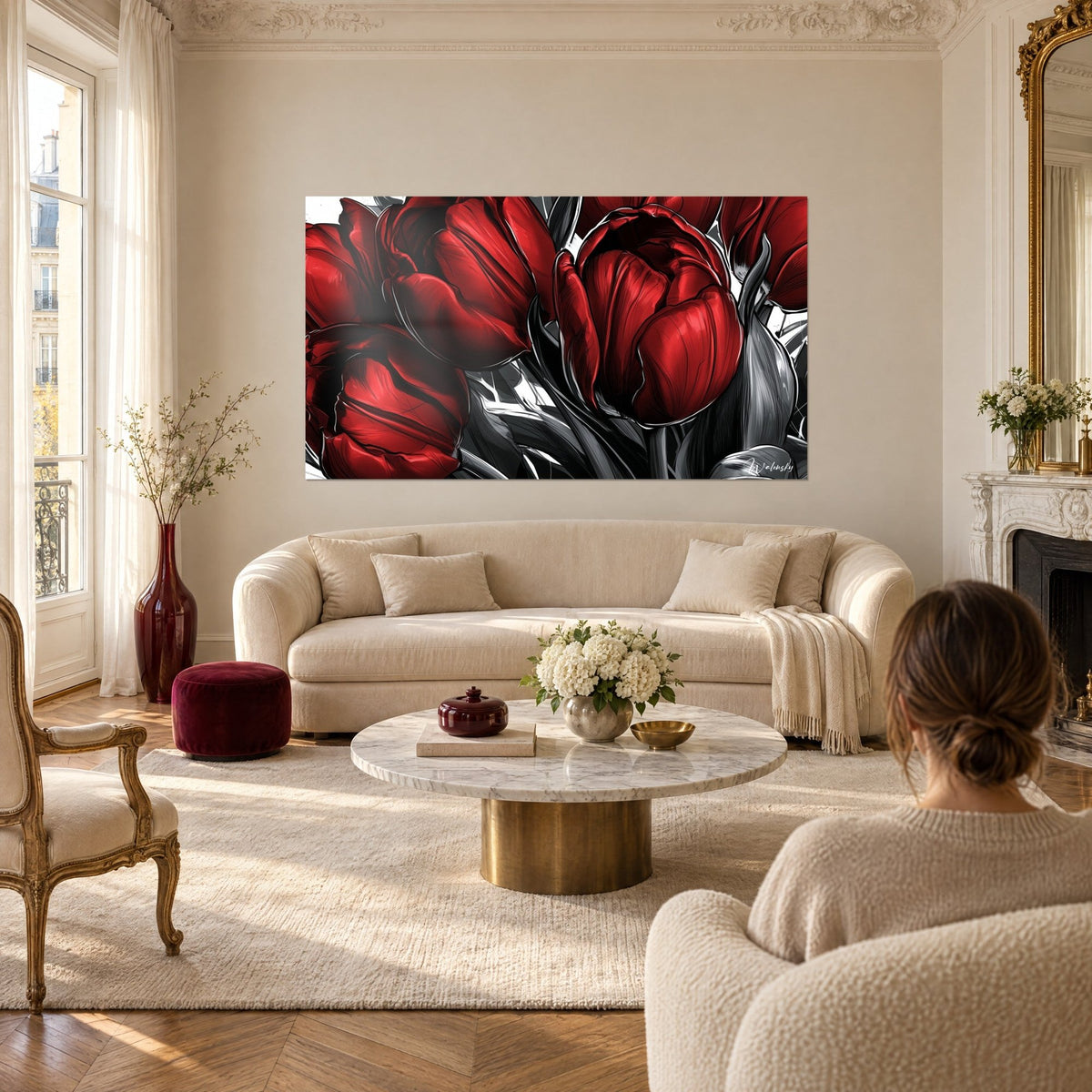 Tableau tulipes rouge carmin aux feuilles gris anthracite, une femme de dos au-dessus d'un canapé dans un salon lumineux