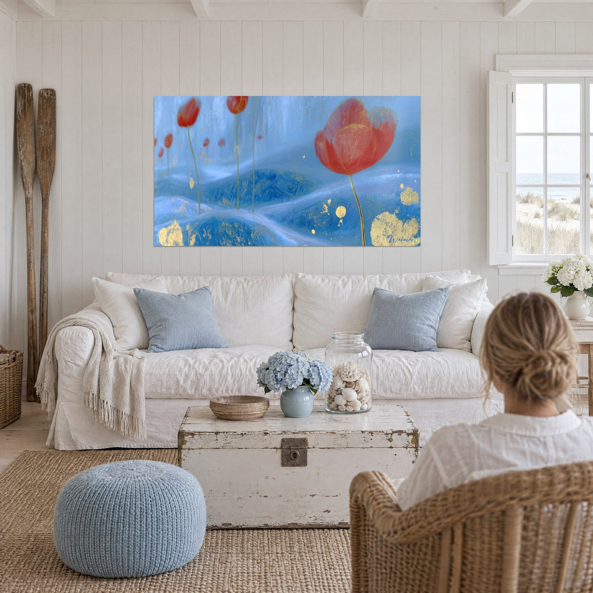 Gemälde mit einer zerzausten, zinnoberroten Tulpe auf kobaltblauen Hügeln mit goldenen Flecken, über einem Sofa in einem hellen Wohnzimmer
