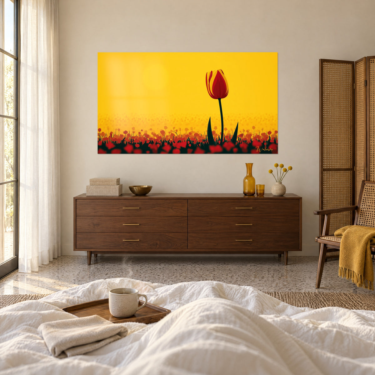 Tableau corolle bulbeuse carmin dominant un champ de fleurs, ciel jaune soleil, commode en noyer, accroché au-dessus d'un lit dans une chambre claire