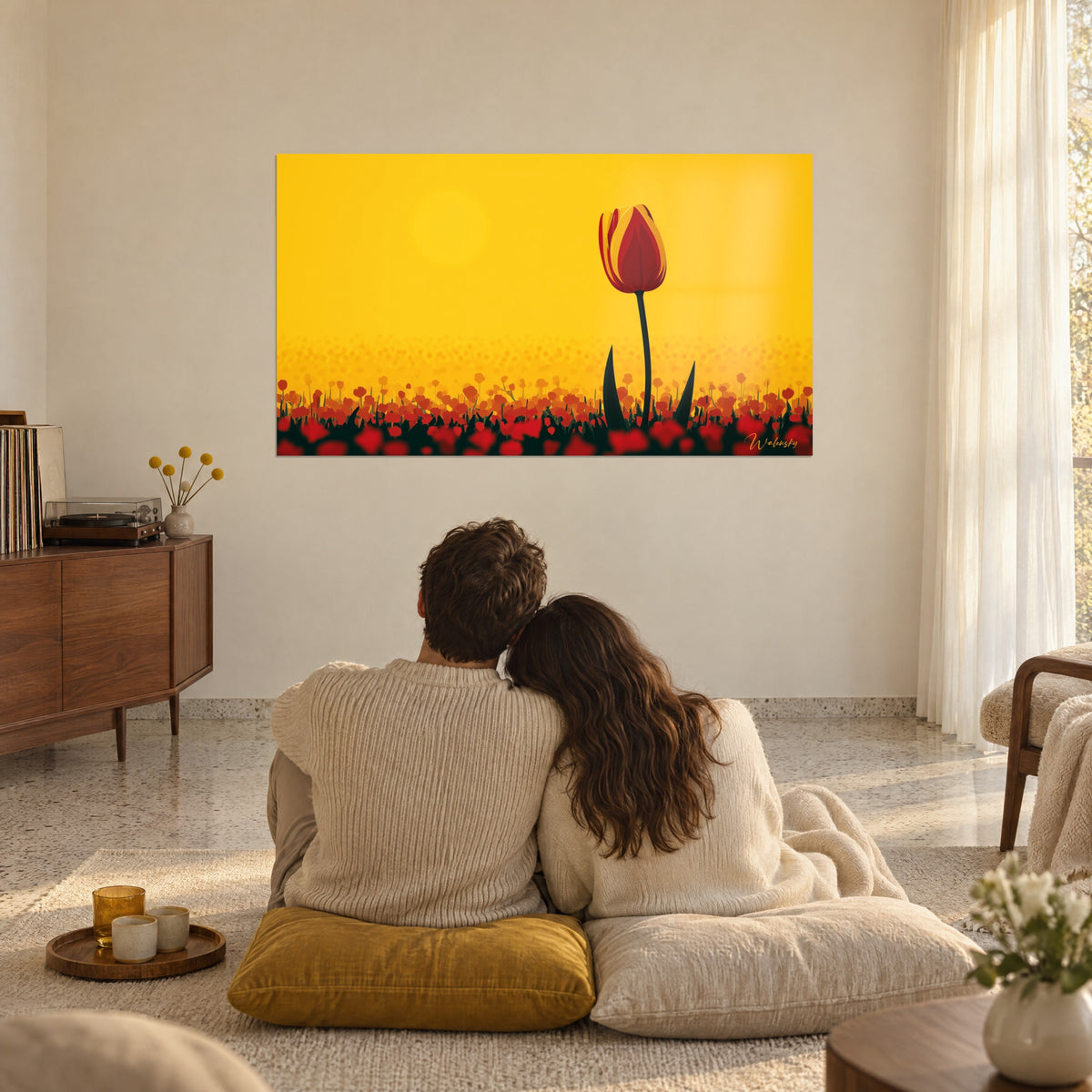 Tableau fleur de printemps rouge et jaune au-dessus d'un champ pourpre, couple de dos enlacé sur un coussin moutarde, salon baigné de lumière