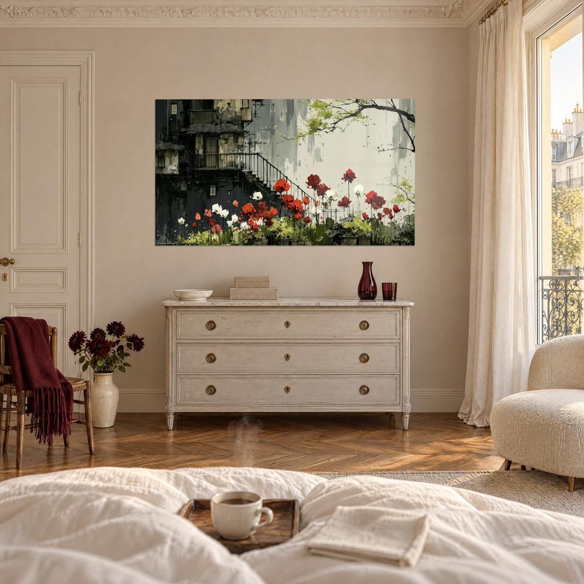 Tableau bouquet de pavots carmin sous un escalier de fer sombre, fond cendré, au-dessus d'un lit dans une chambre claire
