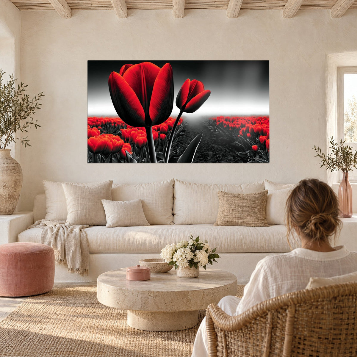 Tableau tulipes écarlates en gros plan sur fond noir et blanc brumeux, au-dessus d'un canapé dans un salon lumineux