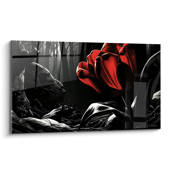 Tulipe rouge intense se détachant d'une forêt grise et de rochers anthracite sombres