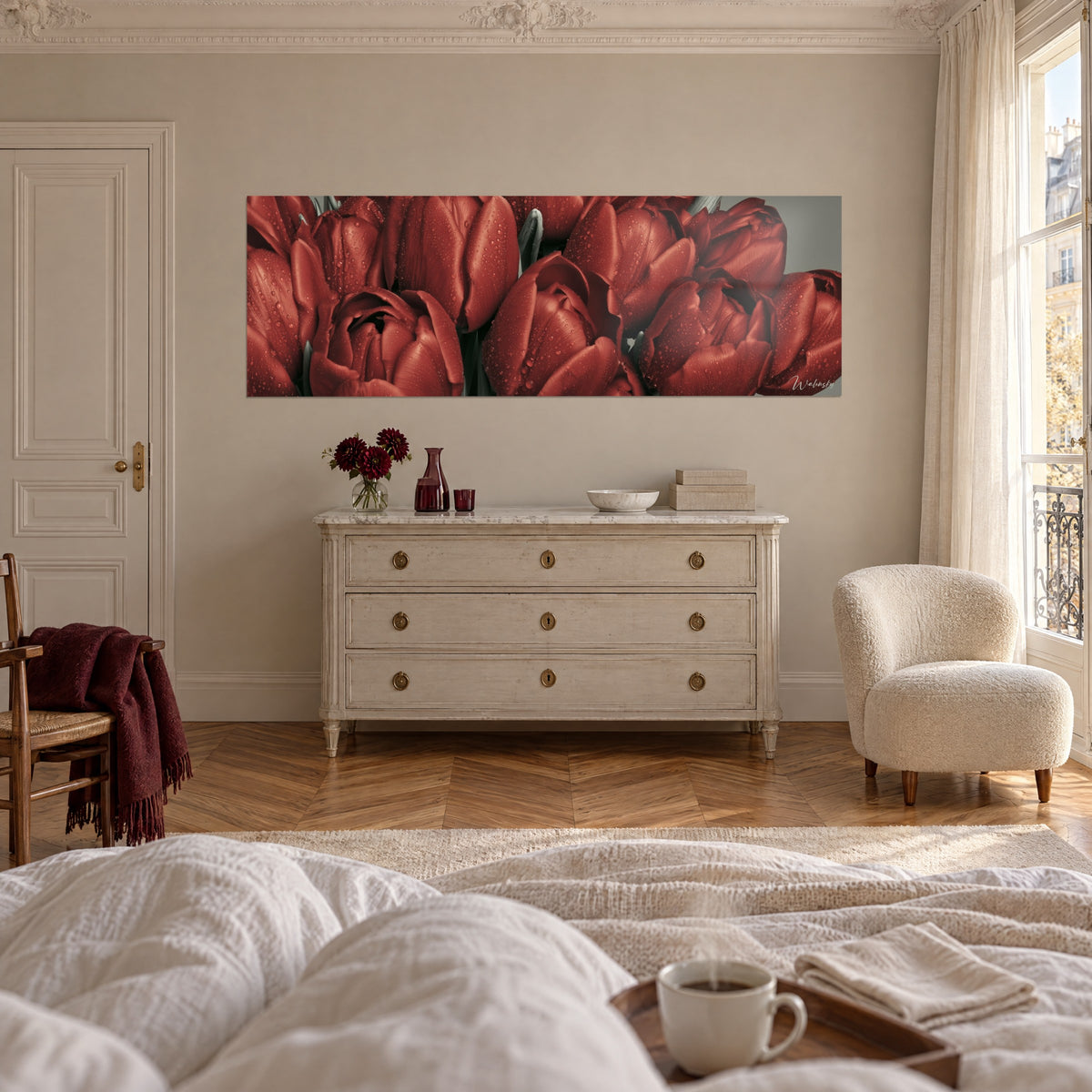 Tableau fleurs de printemps rouge cerise perlées de gouttes, sur fond gris, au-dessus d'un lit dans une chambre claire