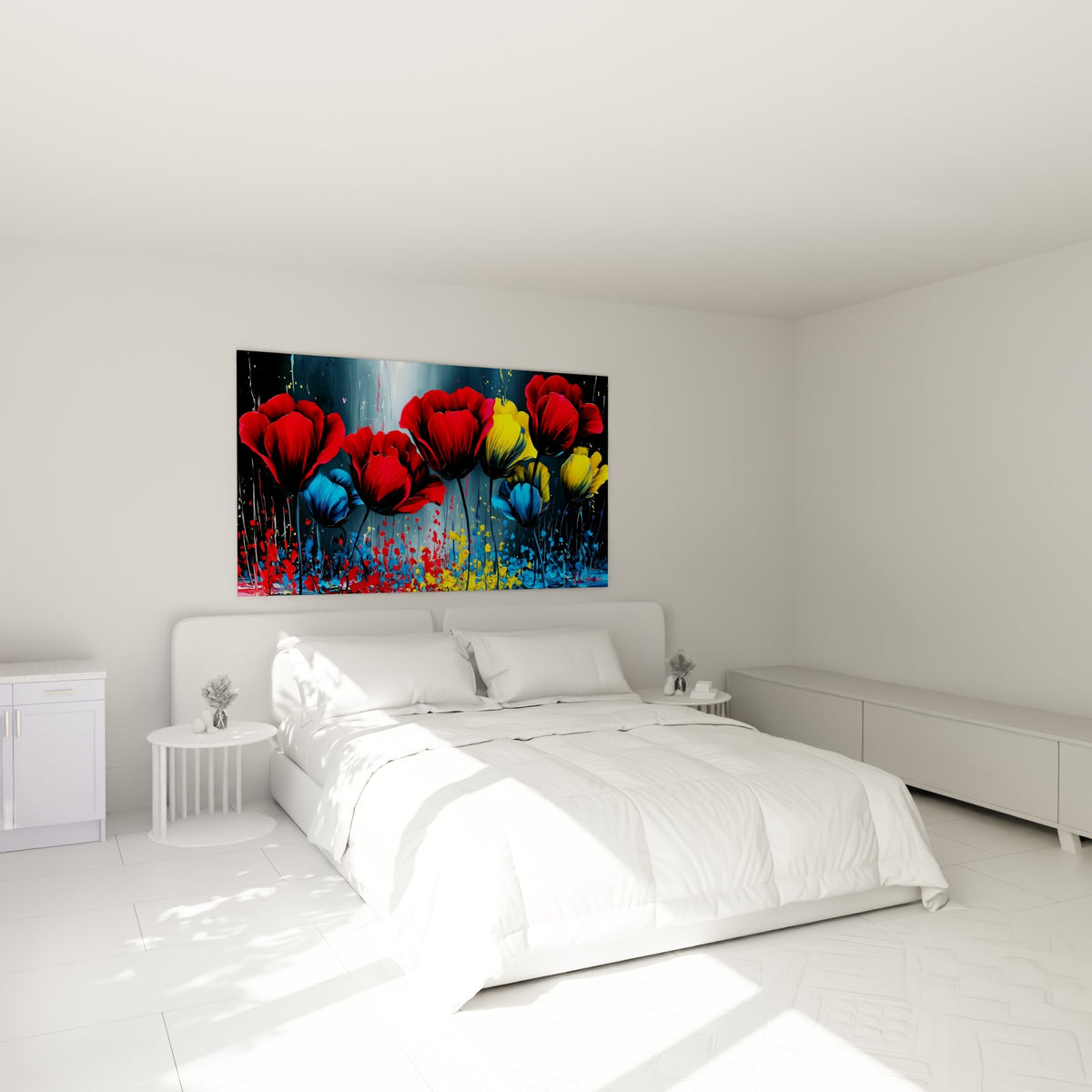 Bouquet de tulipes rouges et bleues aux pétales lumineux, accroché au-dessus d'un lit dans une chambre claire