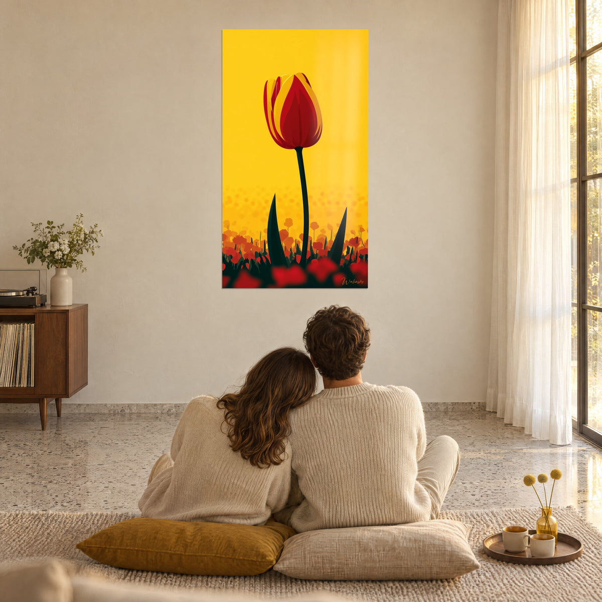 Tableau champ de corolles rouge orangé floutées sous une tulipe bicolore, un couple enlacé de dos sur des coussins moutarde