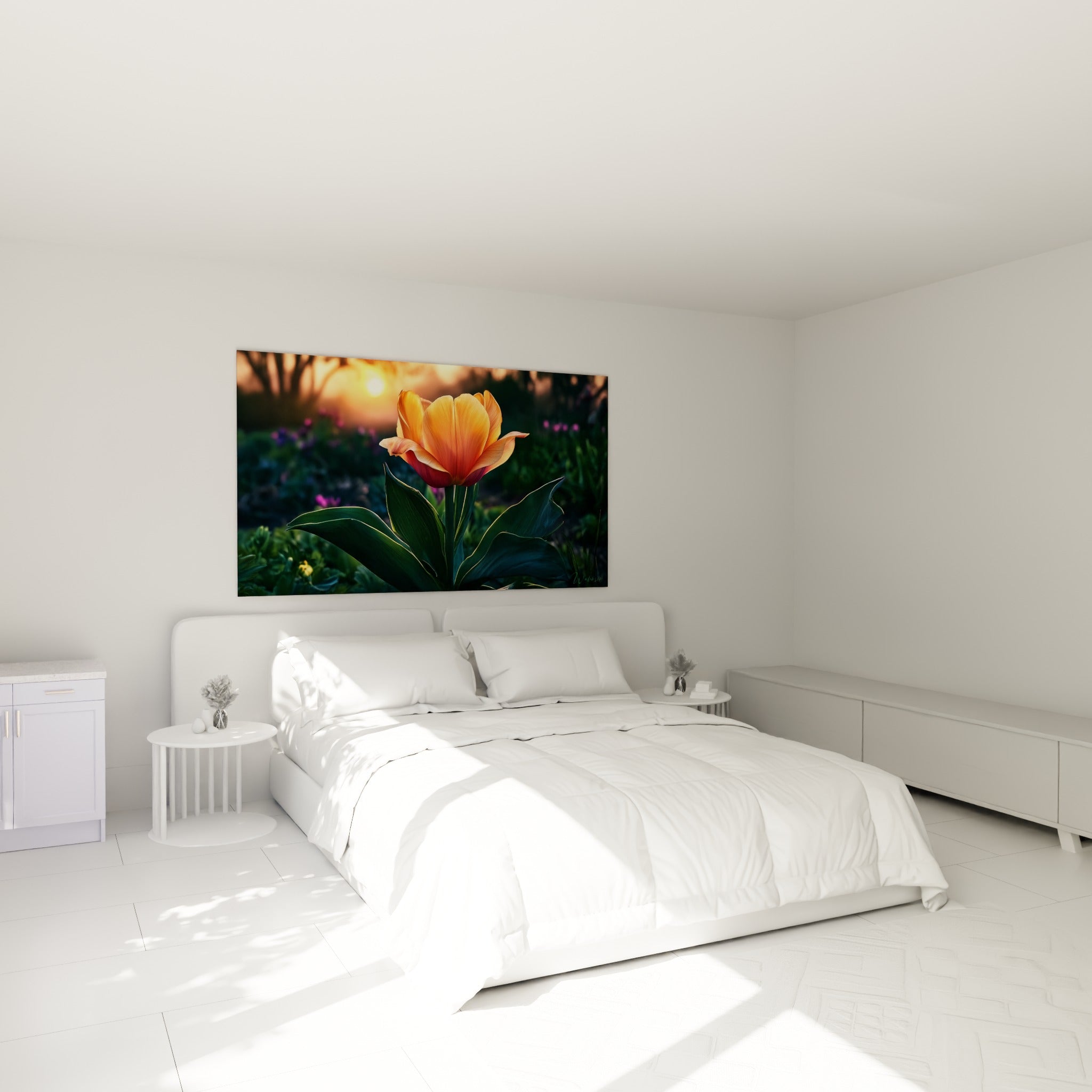 Pétales orange et rouge de la tulipe illuminés, accrochés au-dessus d'un lit dans une chambre claire